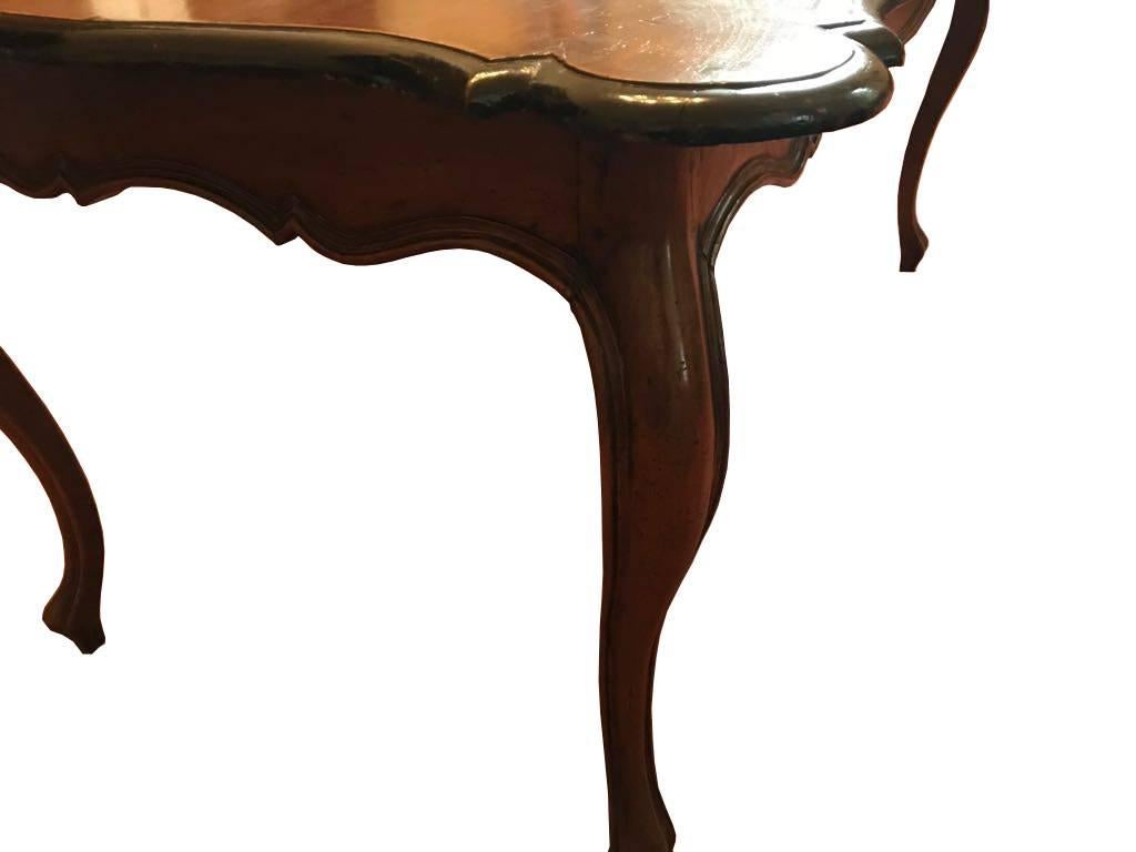 Italien 18. Jahrhundert  Barocker Schreibtisch in organischer Form aus Nussbaumholz (Handgefertigt) im Angebot