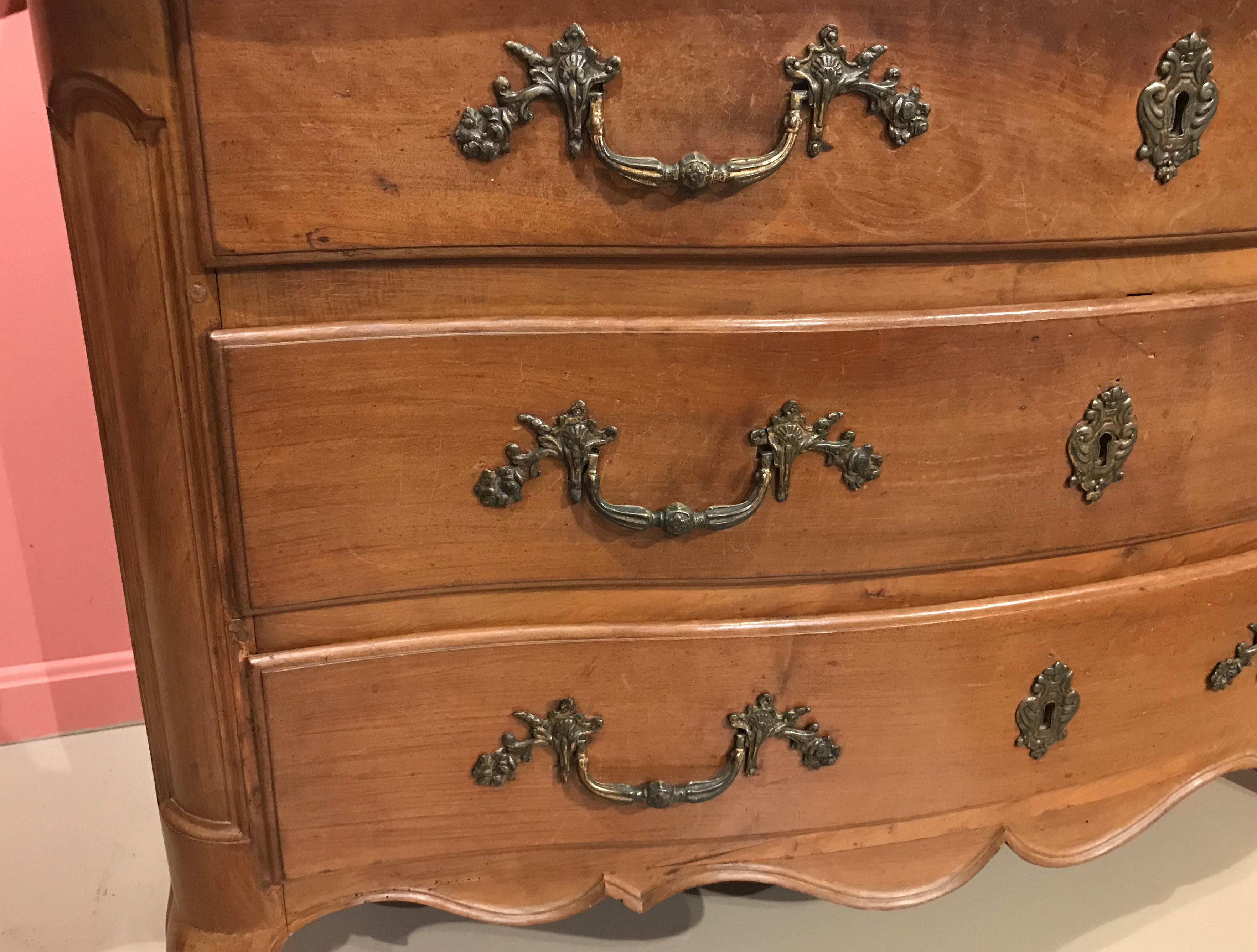 18th Century Louis XV Three-Drawer Walnut Commode In Good Condition For Sale In Milford, NH