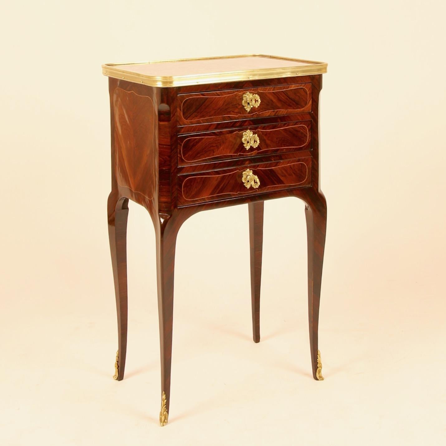 18th century Louis XV transition Marquetry marble-top side table or Écritoire

Small and elegant Louis XV transition period side table or so-called table écritoire standing on four slender cabriole legs. The straight rectangular body showing canted