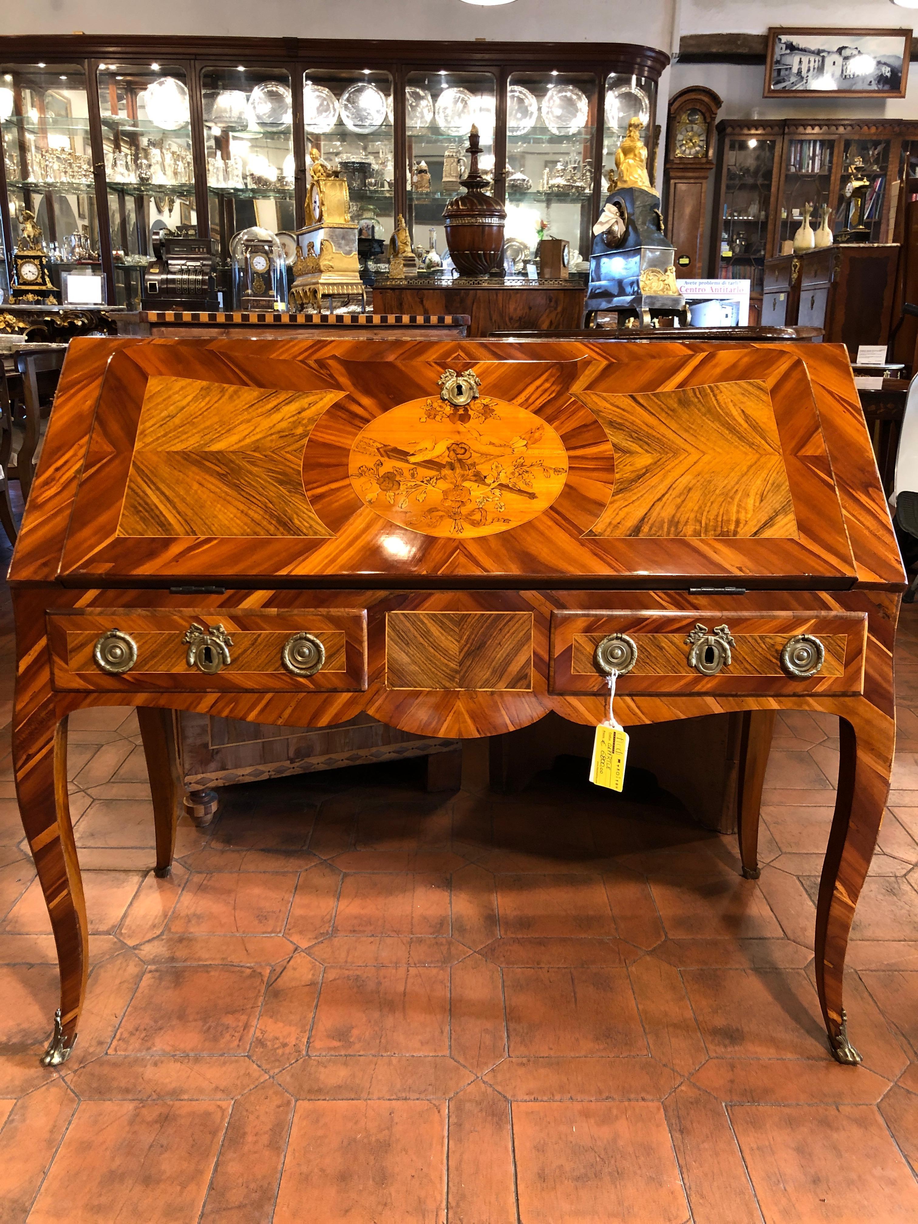 Bureau of Italian origin, city of Naples, Louis XV, circa 1760, in walnut and olive, inlays in boxwood, maple and walnut. Inlay with floral motifs and with birds.
Measures: 110 x 51 (89) x 97 H
Restored