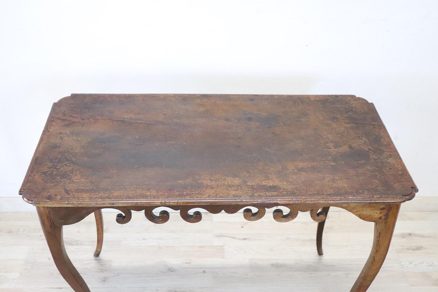 Lovely italian of the period Louis XV walnut side table. Featuring legs with refined turned decoration. The table is characterized by elegant long and wavy legs. Under the top there is a beautiful decoration with scrolls. This beautiful table can be