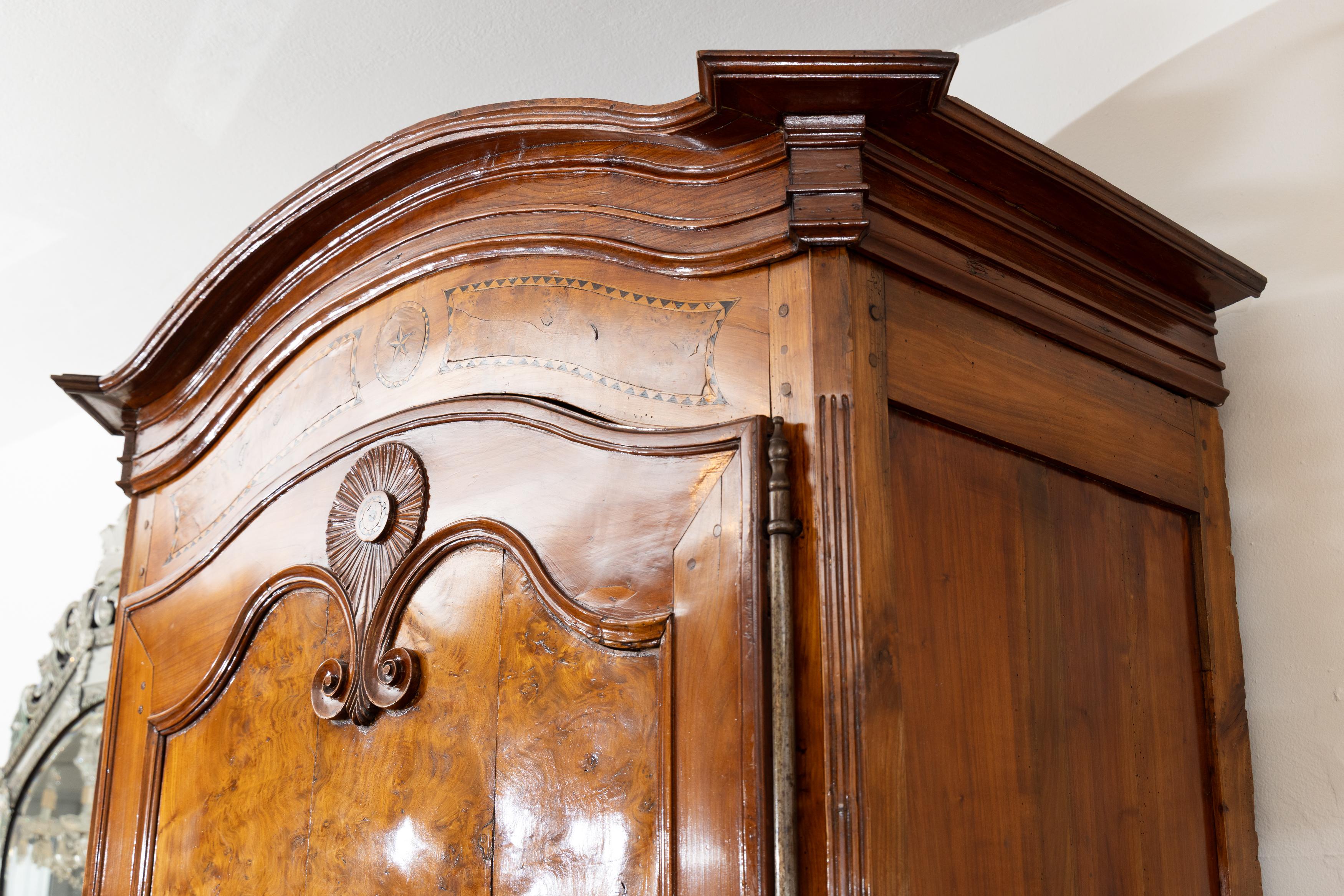 Francese Armoire in noce Luigi XV del XVIII secolo in vendita