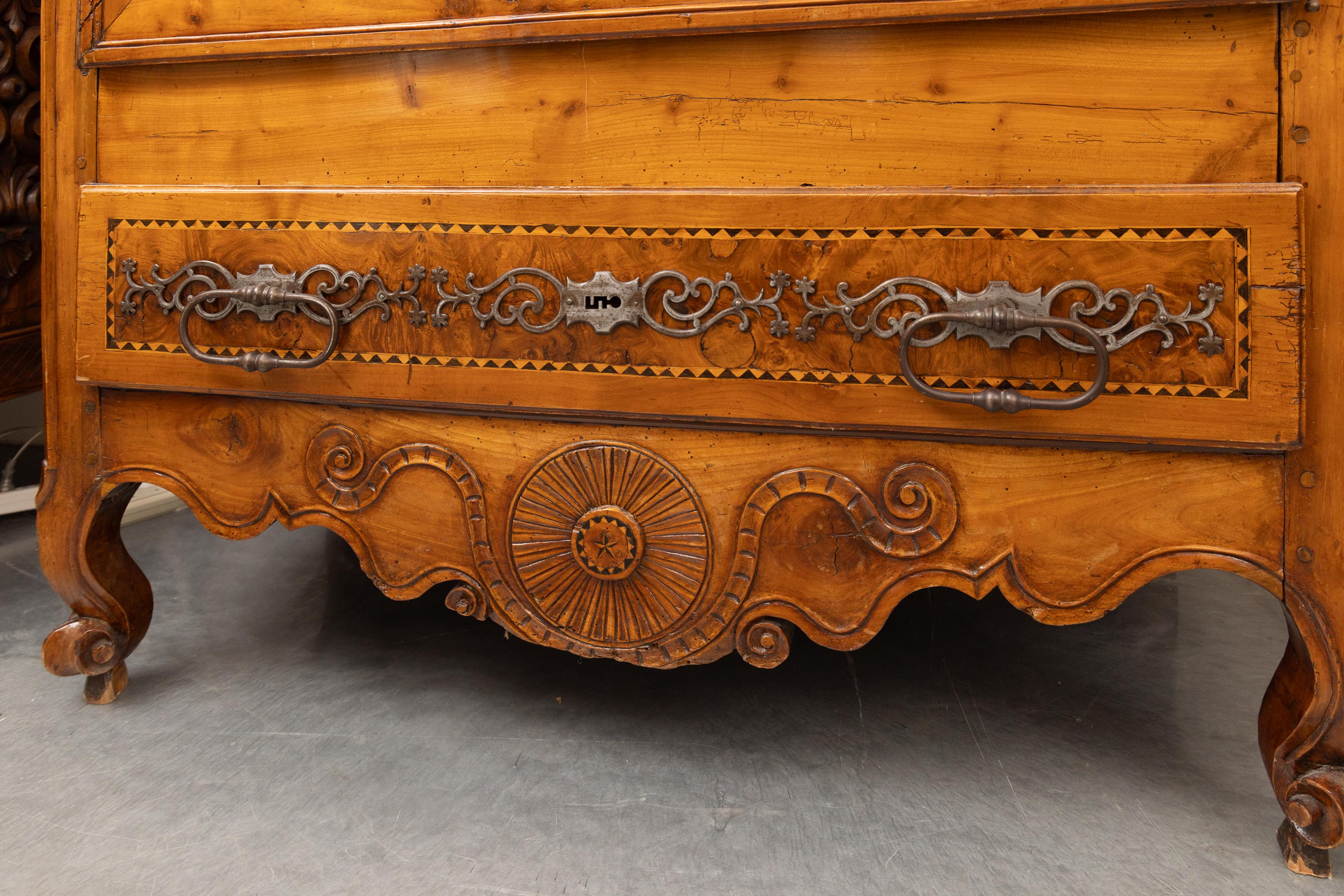 Fatto a mano Armoire in noce Luigi XV del XVIII secolo in vendita