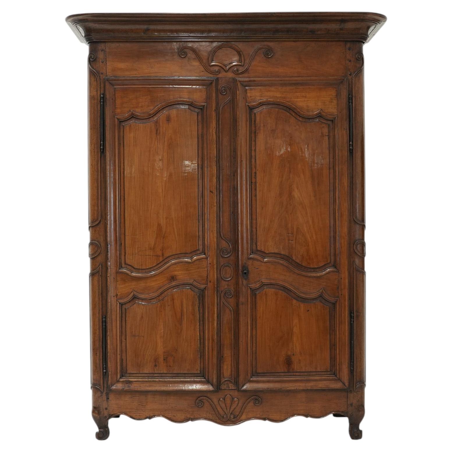 Armario de nogal Luis XV del siglo XVIII en venta