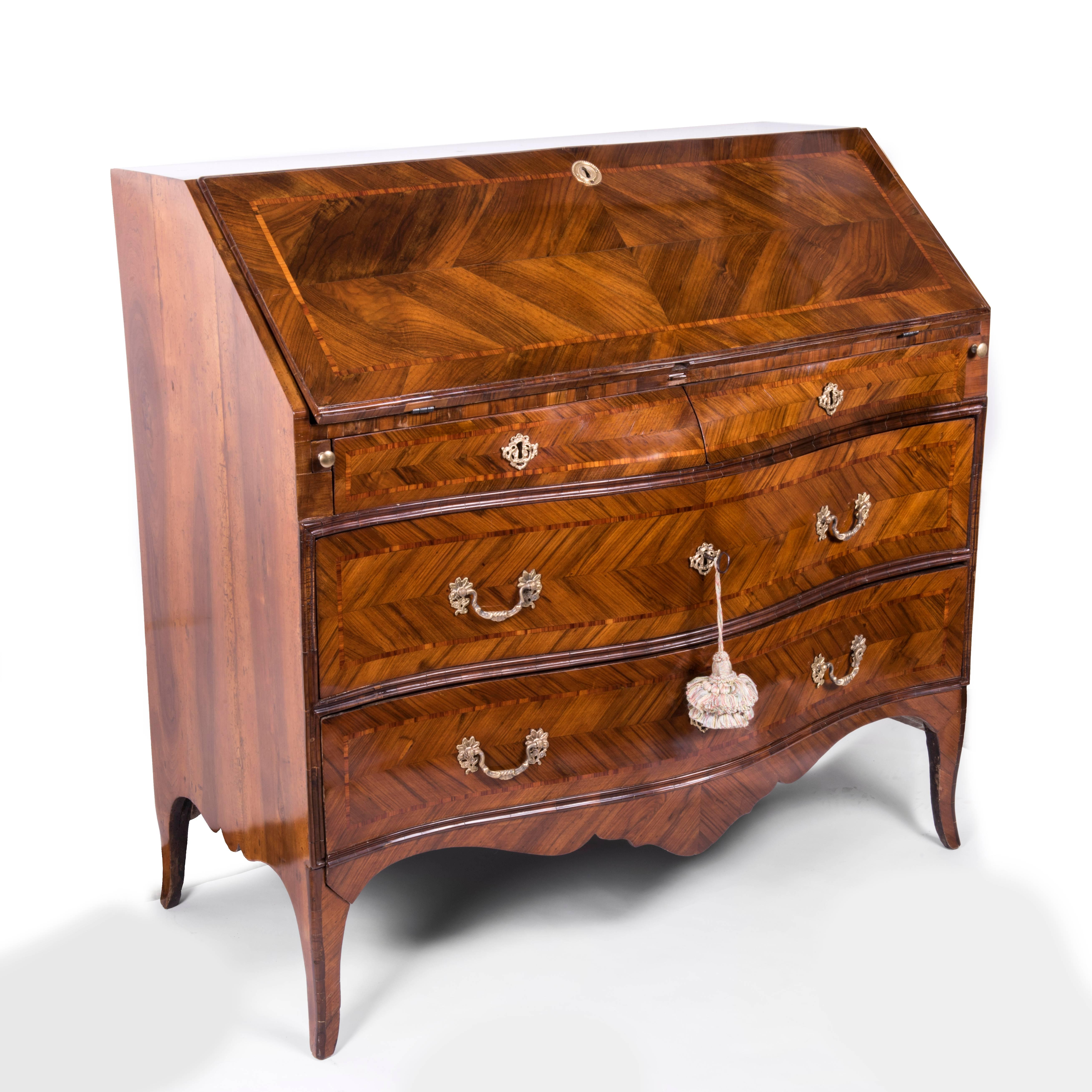 An exceptional Italian Genoese walnut veneered and inlaid fall front bureau secretaire desk, dating back to the third quarter of 18th century, of Genoese origin.

The fall opening to a fitted interior of six small drawers, pigeon holes and one