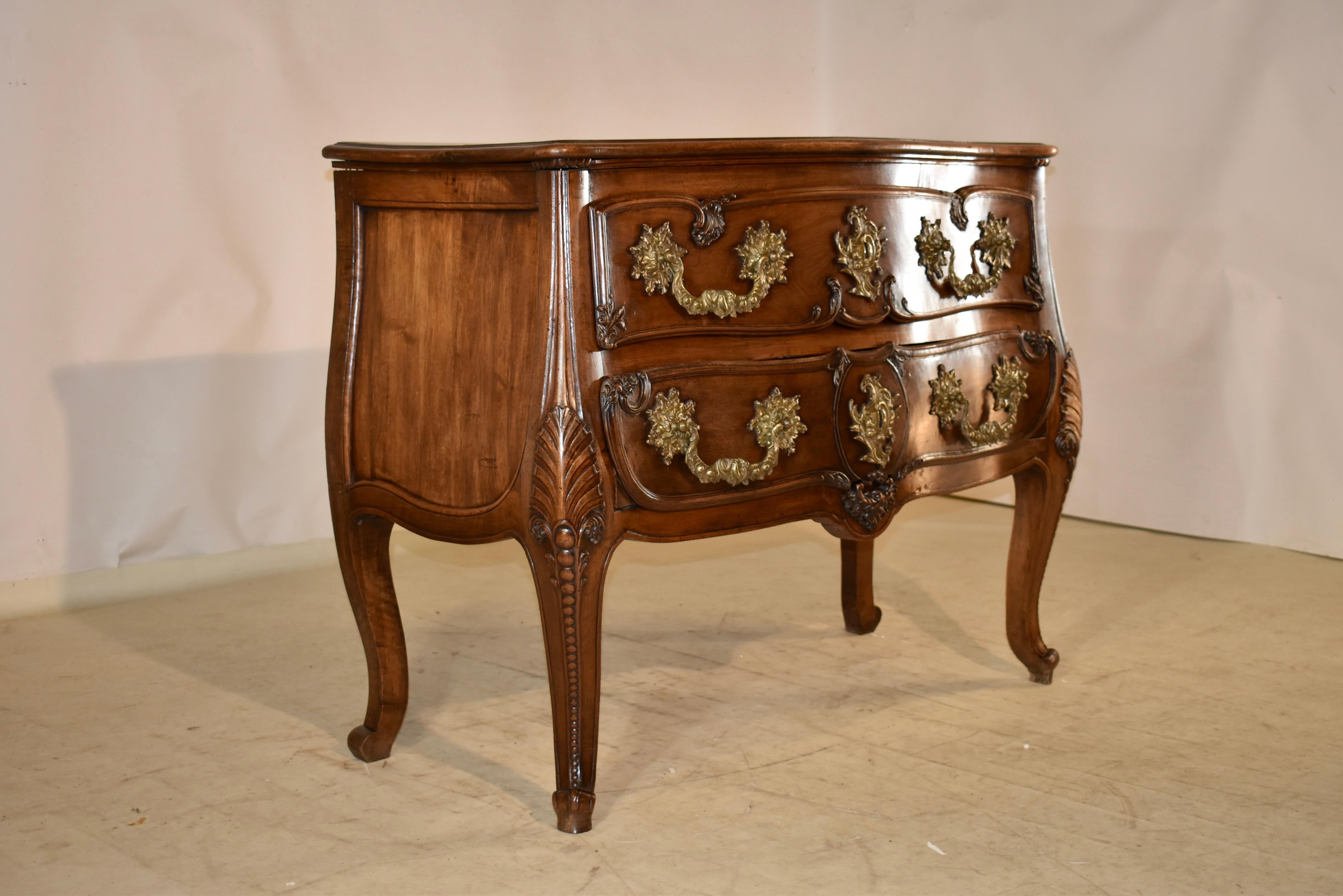 18th Century Louis XV Walnut Commode For Sale 1