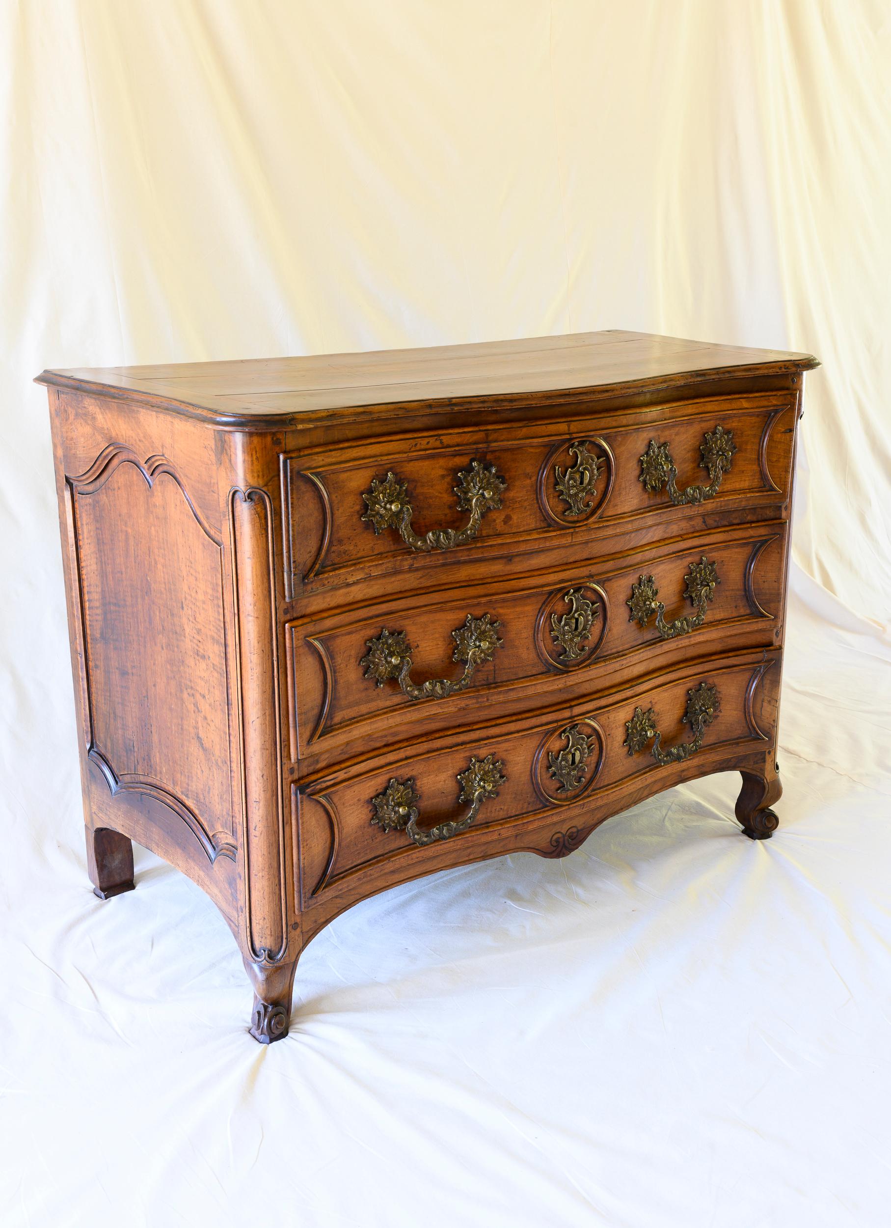 18th Century Louis XV Walnut Dresser In Good Condition For Sale In Ross, CA