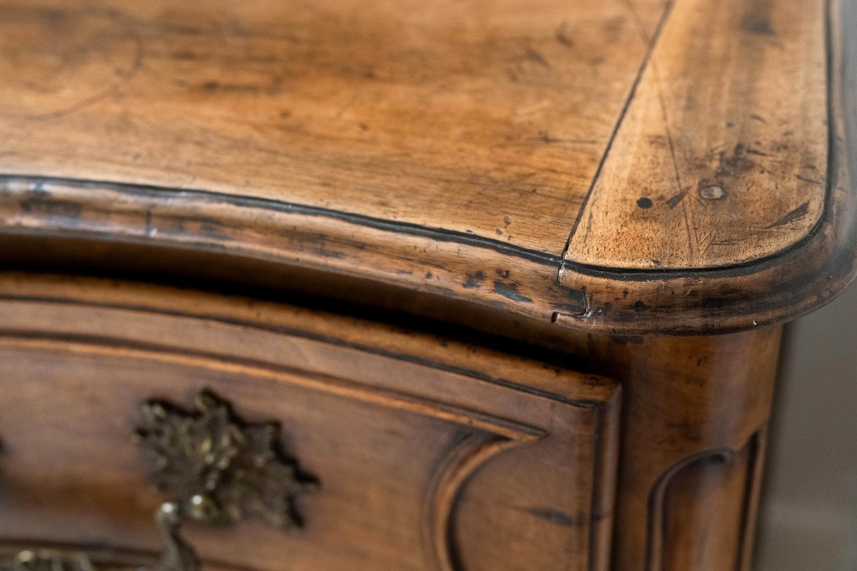 18th Century Louis XV Walnut Dresser For Sale 1