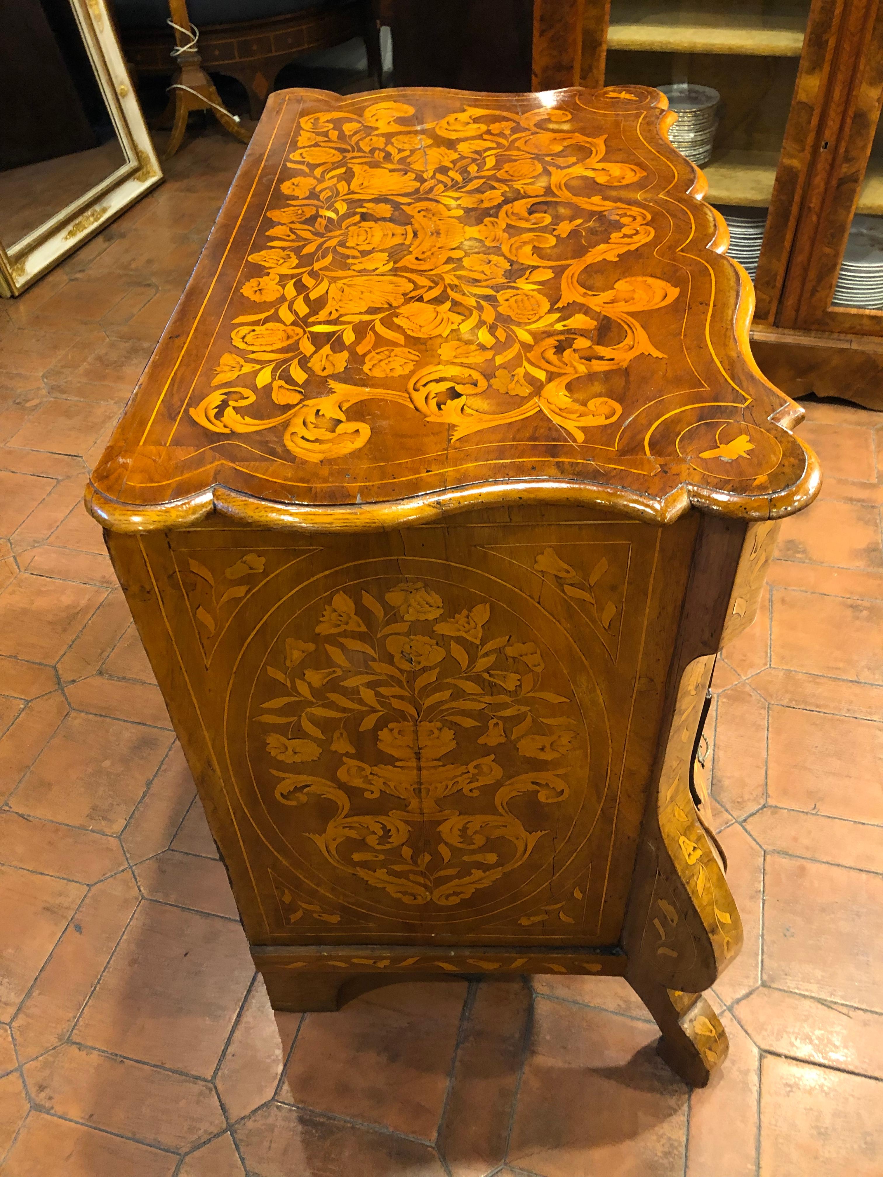 Small Dutch dresser, Louis XV, circa 1770, in walnut burl and inlaid in fruit woods with floral motifs, beautiful proportions, features handled on the plane, whose measures are 89 x 51, the written measures are of the body in the parts more