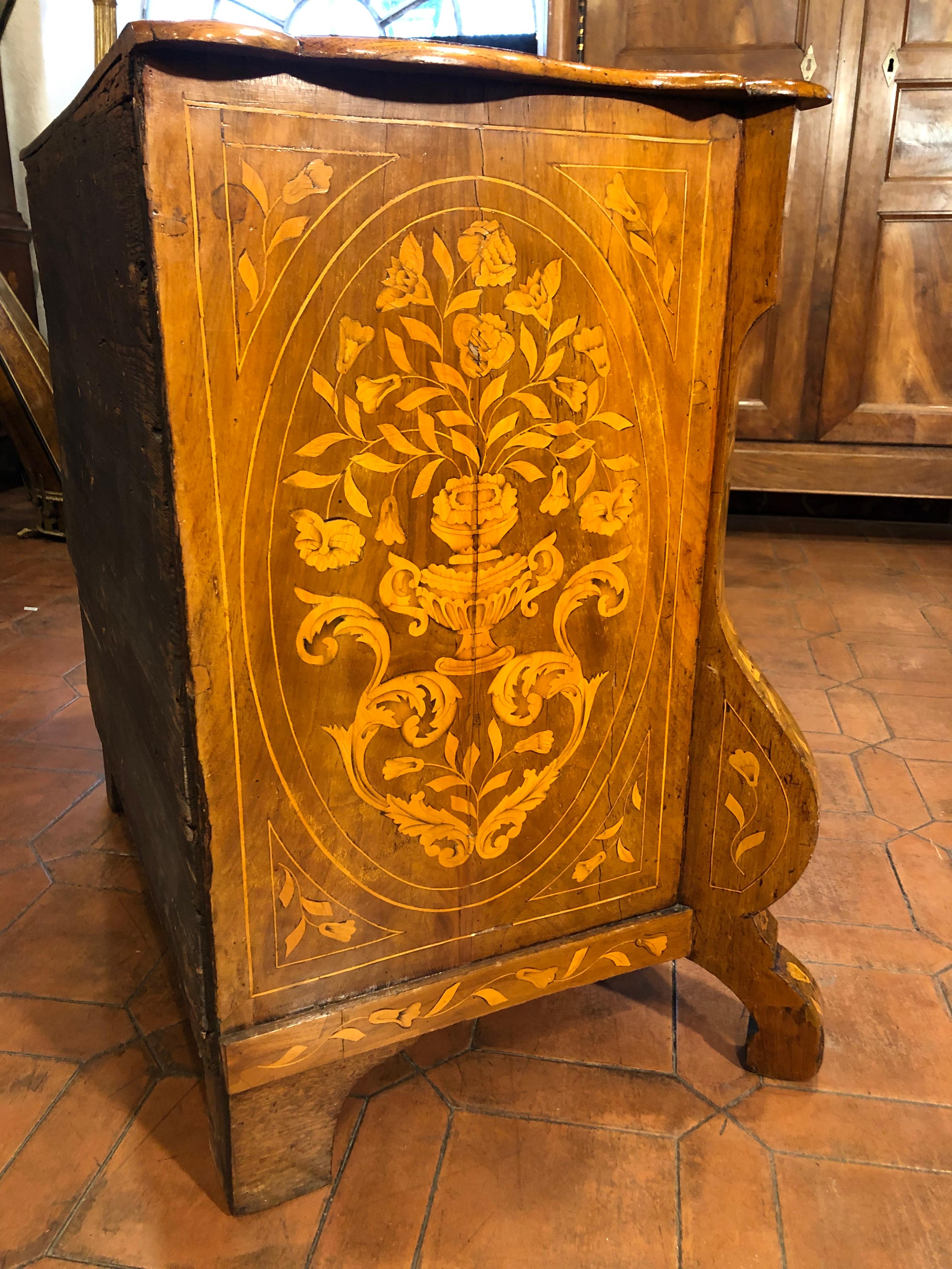 Boxwood 18th Century Louis XV Walnut Inlaid  Ducth Chest of Drawers, 1770s