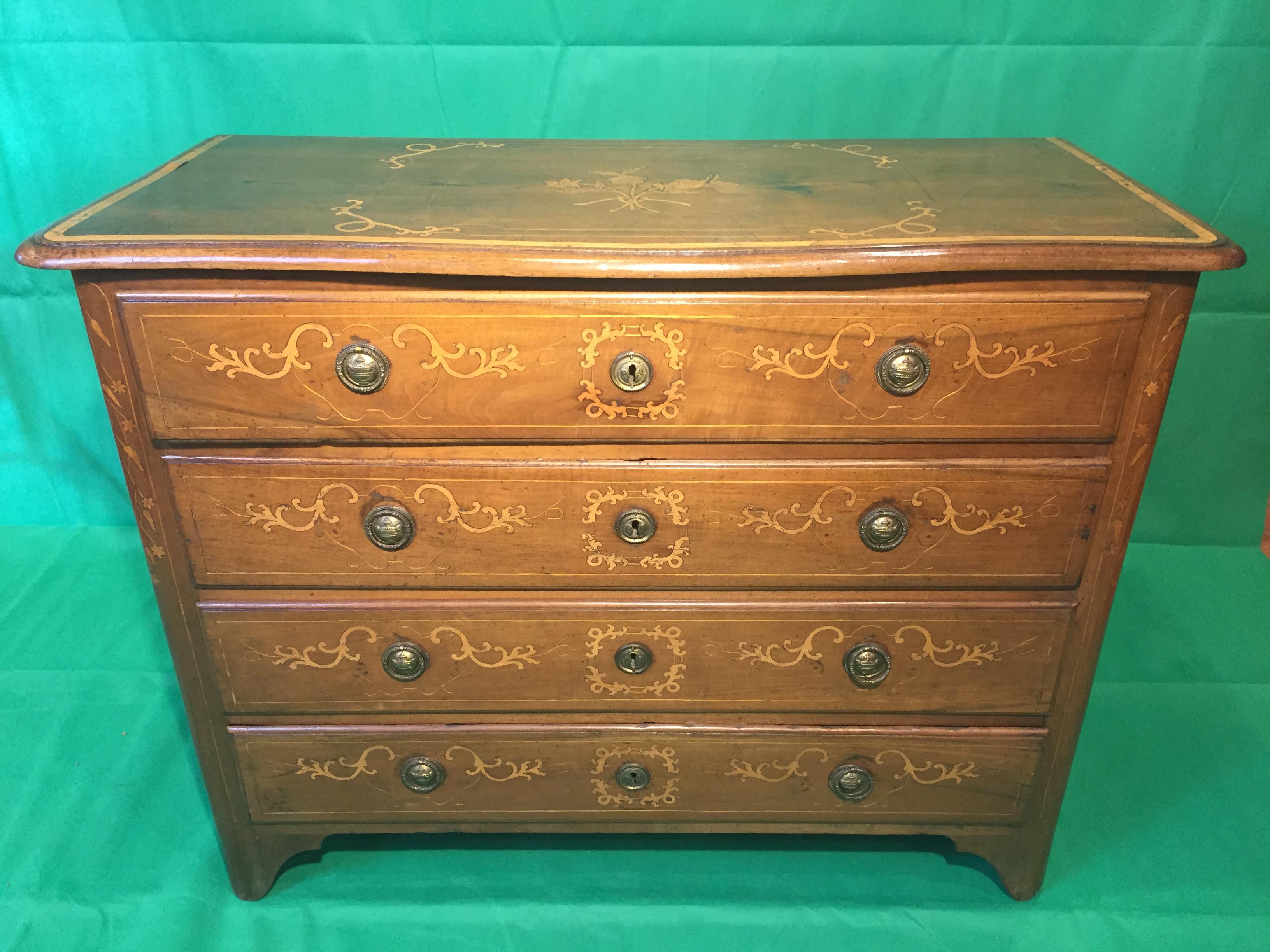 Beautiful Italian chest of drawers, of Piedmontese origin, in walnut wood and inlaid with floral motifs in fruit woods. In patina and in excellent condition, completely original except for a small part of the wood of the back, replaced in the late