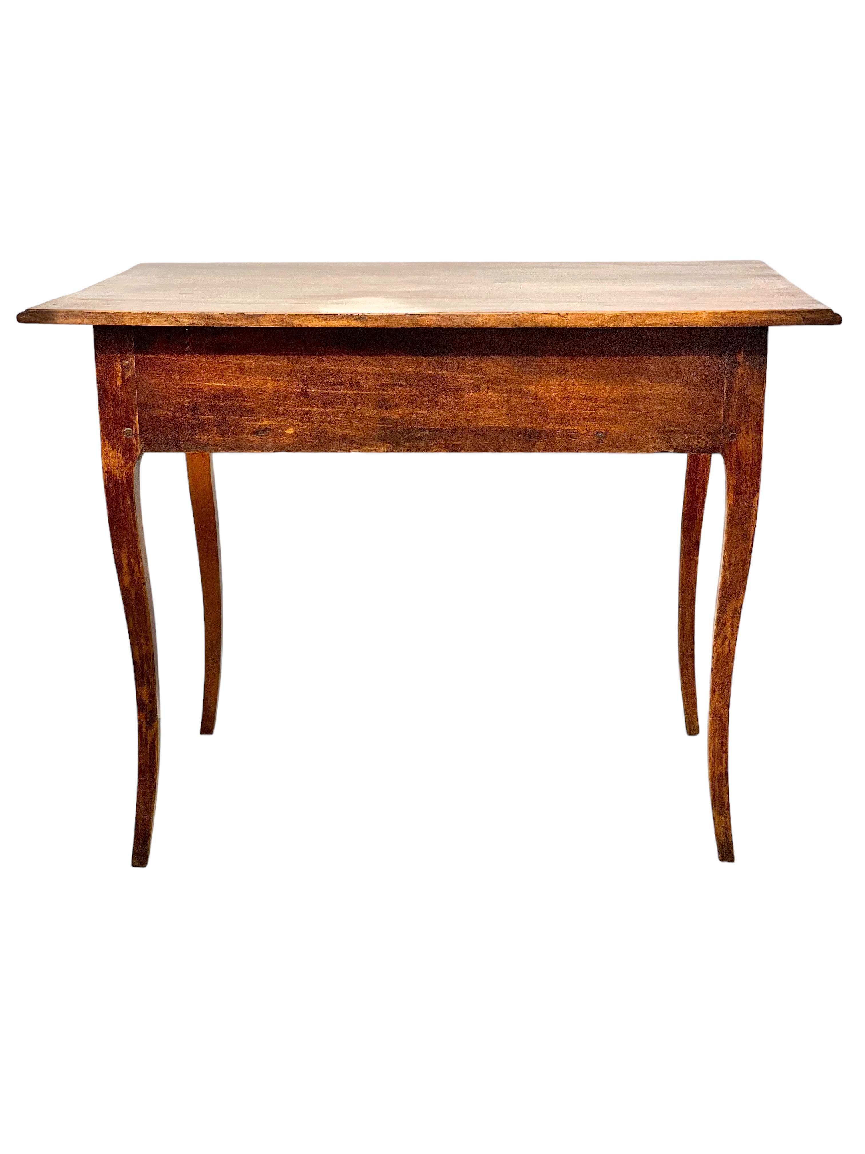 18th Century Louis XV Walnut Table or Ladies Desk In Good Condition For Sale In LA CIOTAT, FR