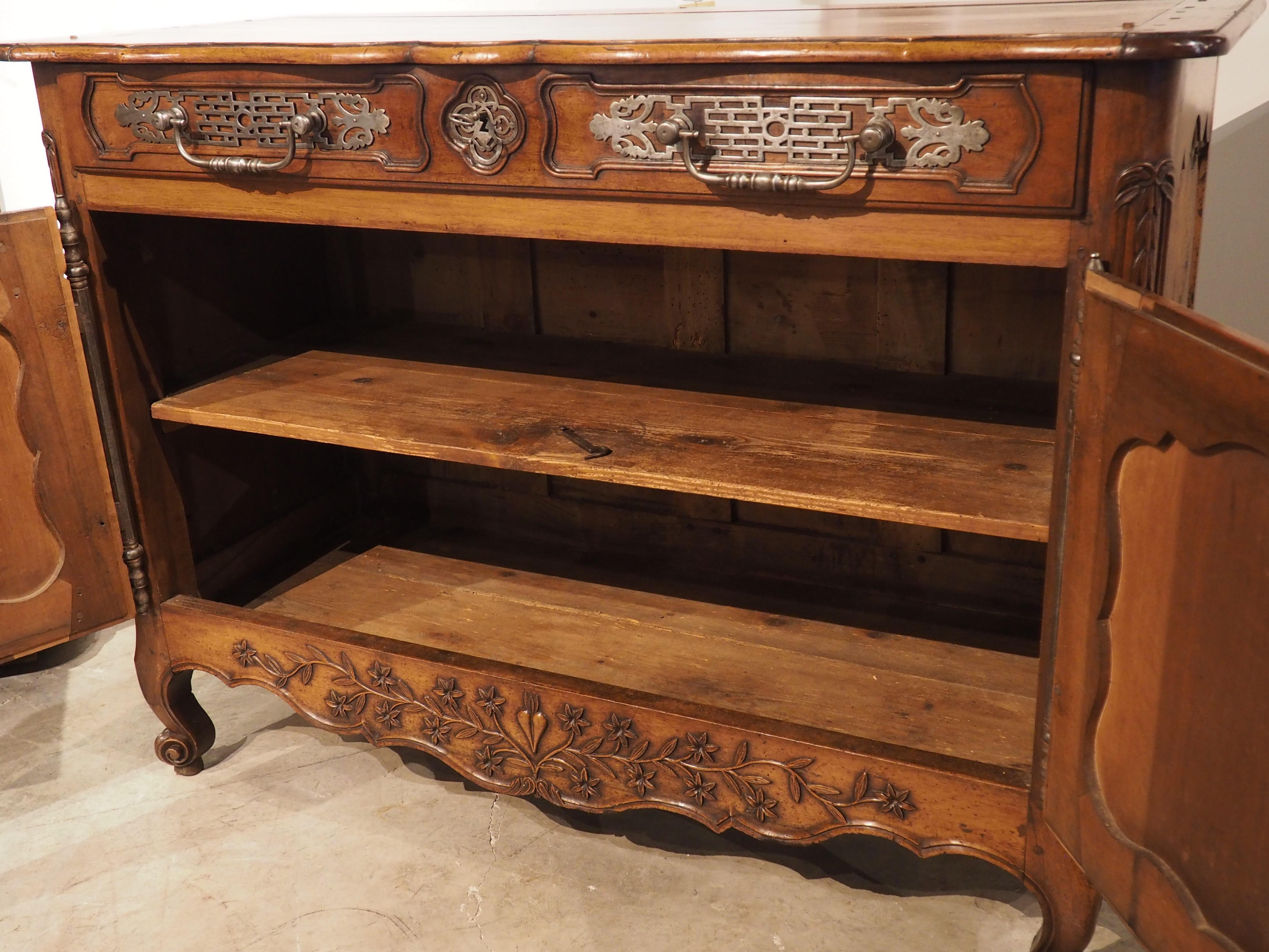 18th Century Louis XV Walnut Wood Buffet from Provence, France 3
