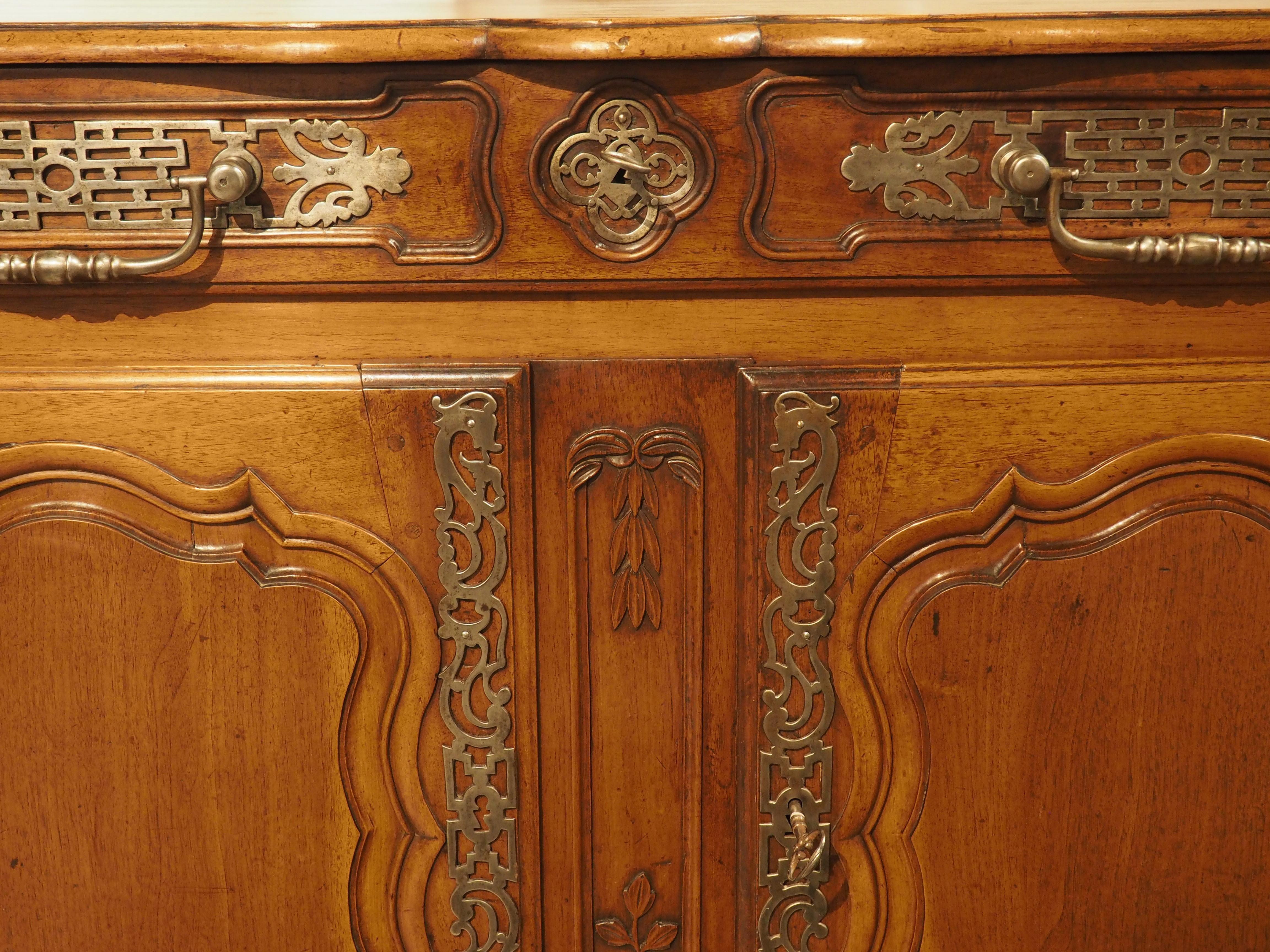 18th Century Louis XV Walnut Wood Buffet from Provence, France 10