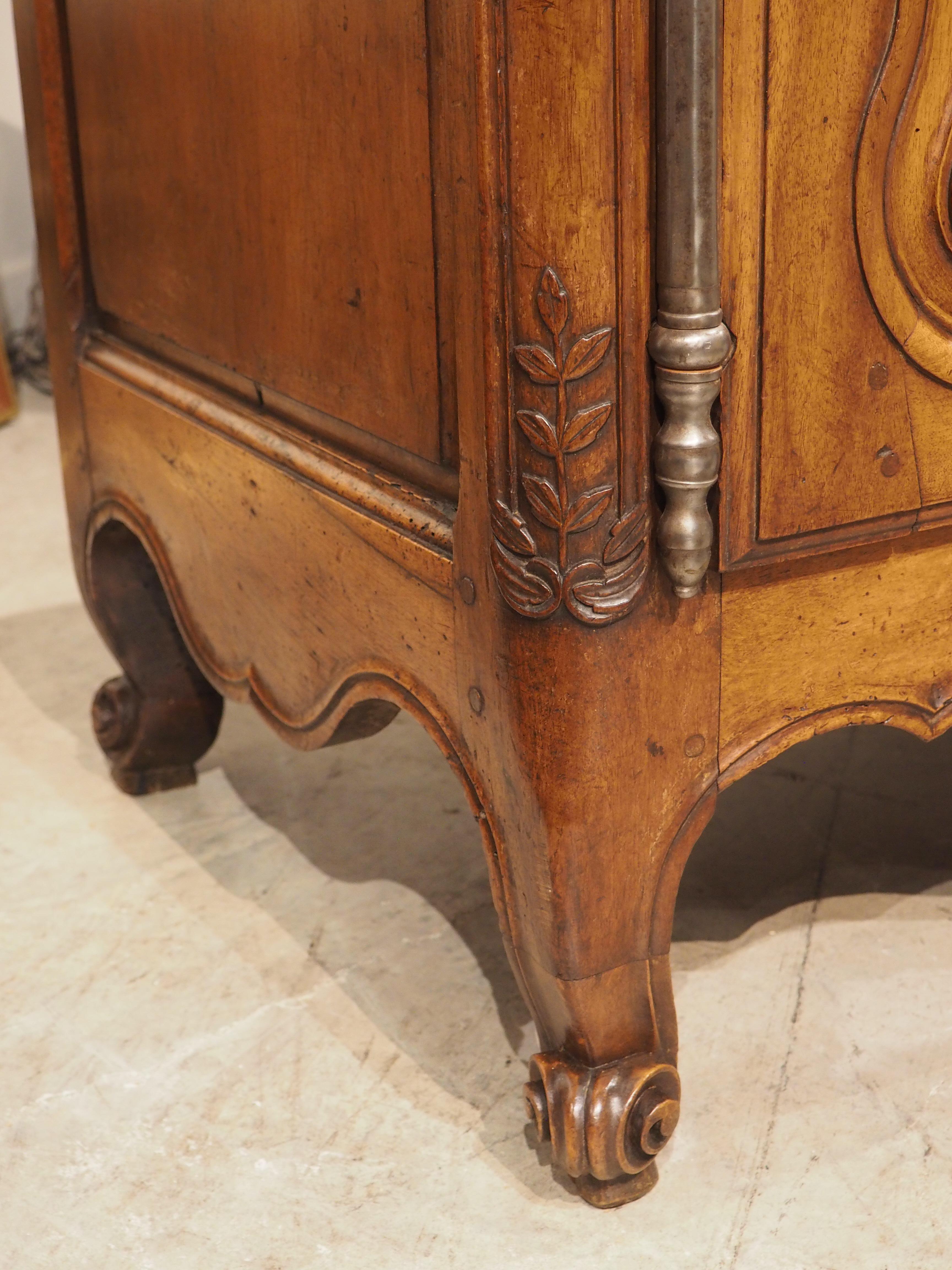 18th Century Louis XV Walnut Wood Buffet from Provence, France 12