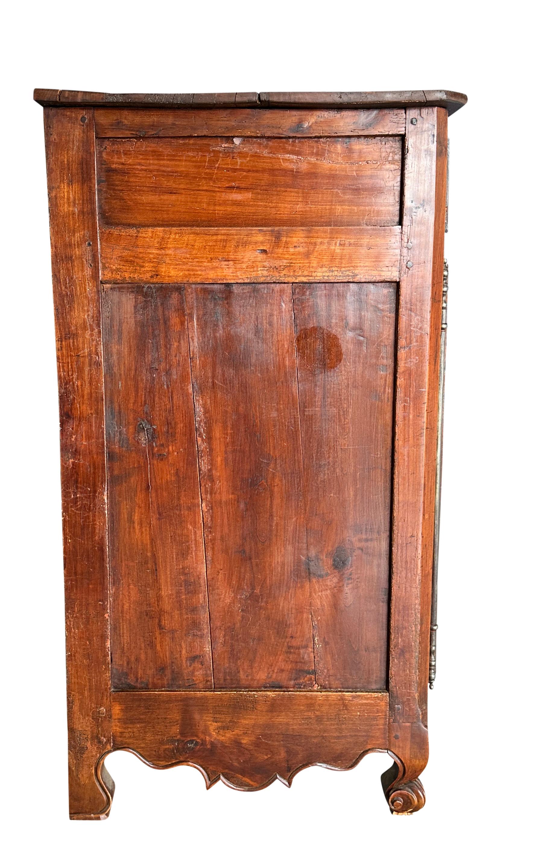 Francese Buffet in legno di noce Luigi XV del XVIII secolo proveniente dalla Provenza, Francia in vendita