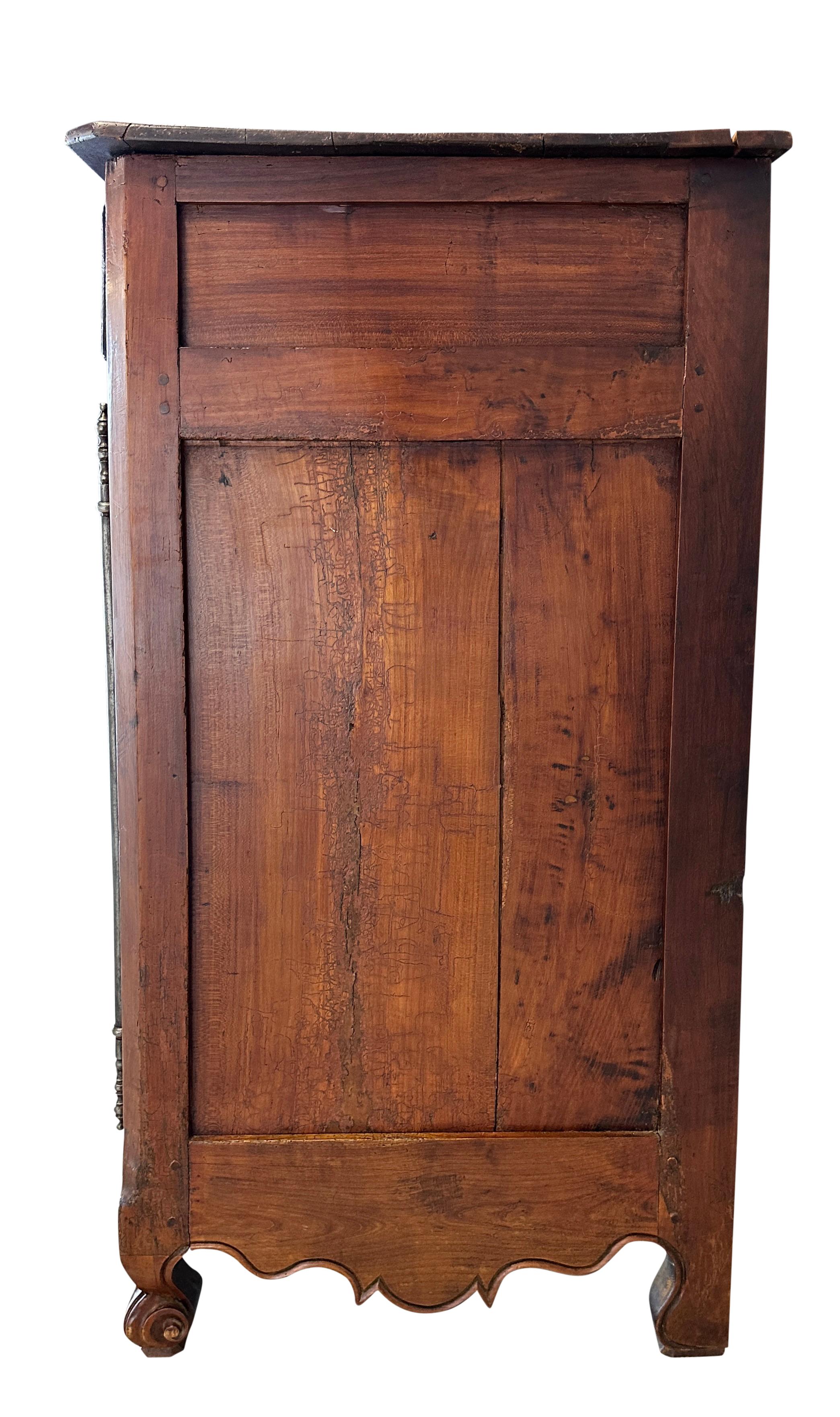 Intagliato a mano Buffet in legno di noce Luigi XV del XVIII secolo proveniente dalla Provenza, Francia in vendita