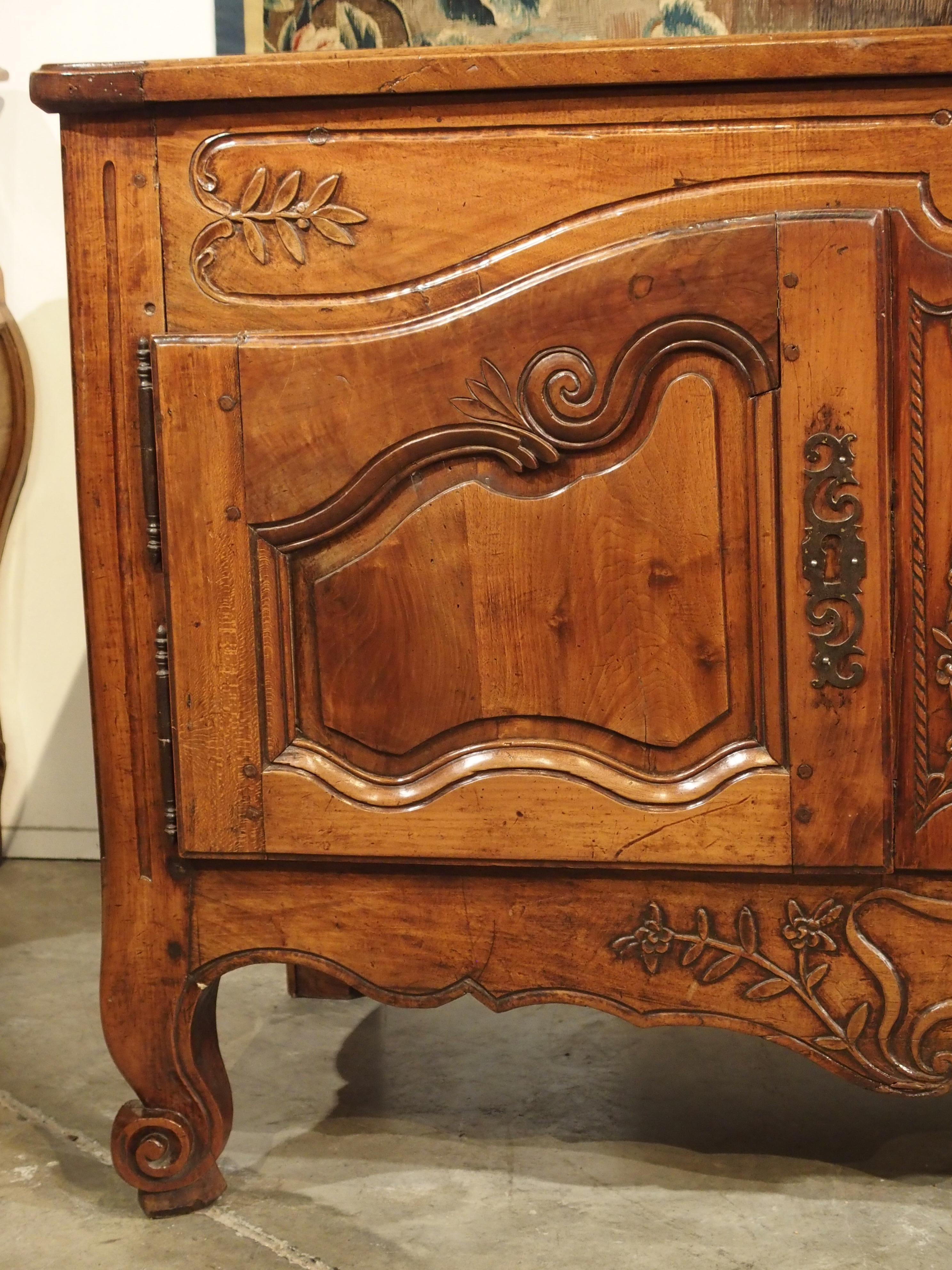 18th Century Louis XV Walnut Wood Buffet from Provence, France In Good Condition In Dallas, TX