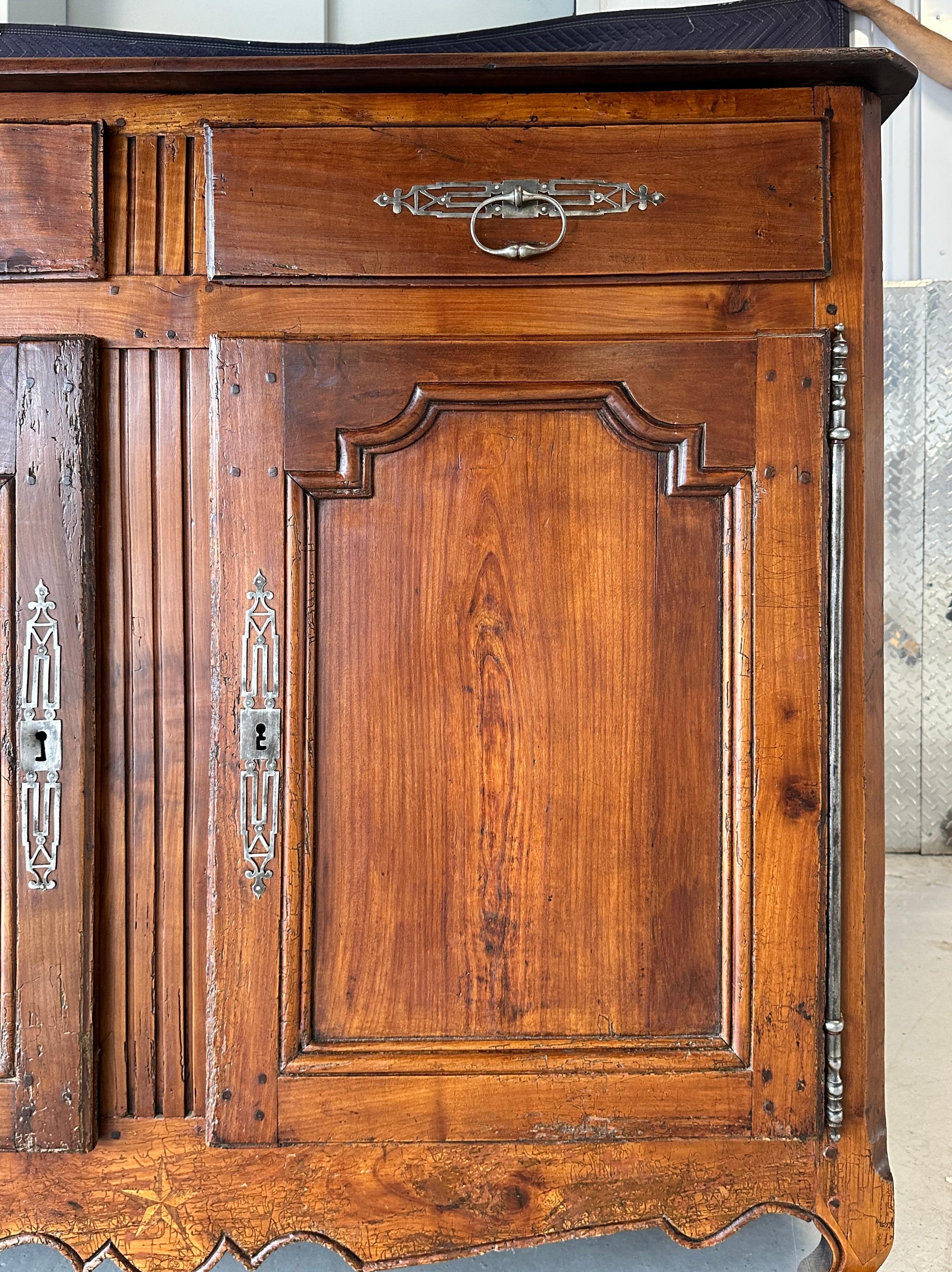 Fino al XVIII secolo Buffet in legno di noce Luigi XV del XVIII secolo proveniente dalla Provenza, Francia in vendita