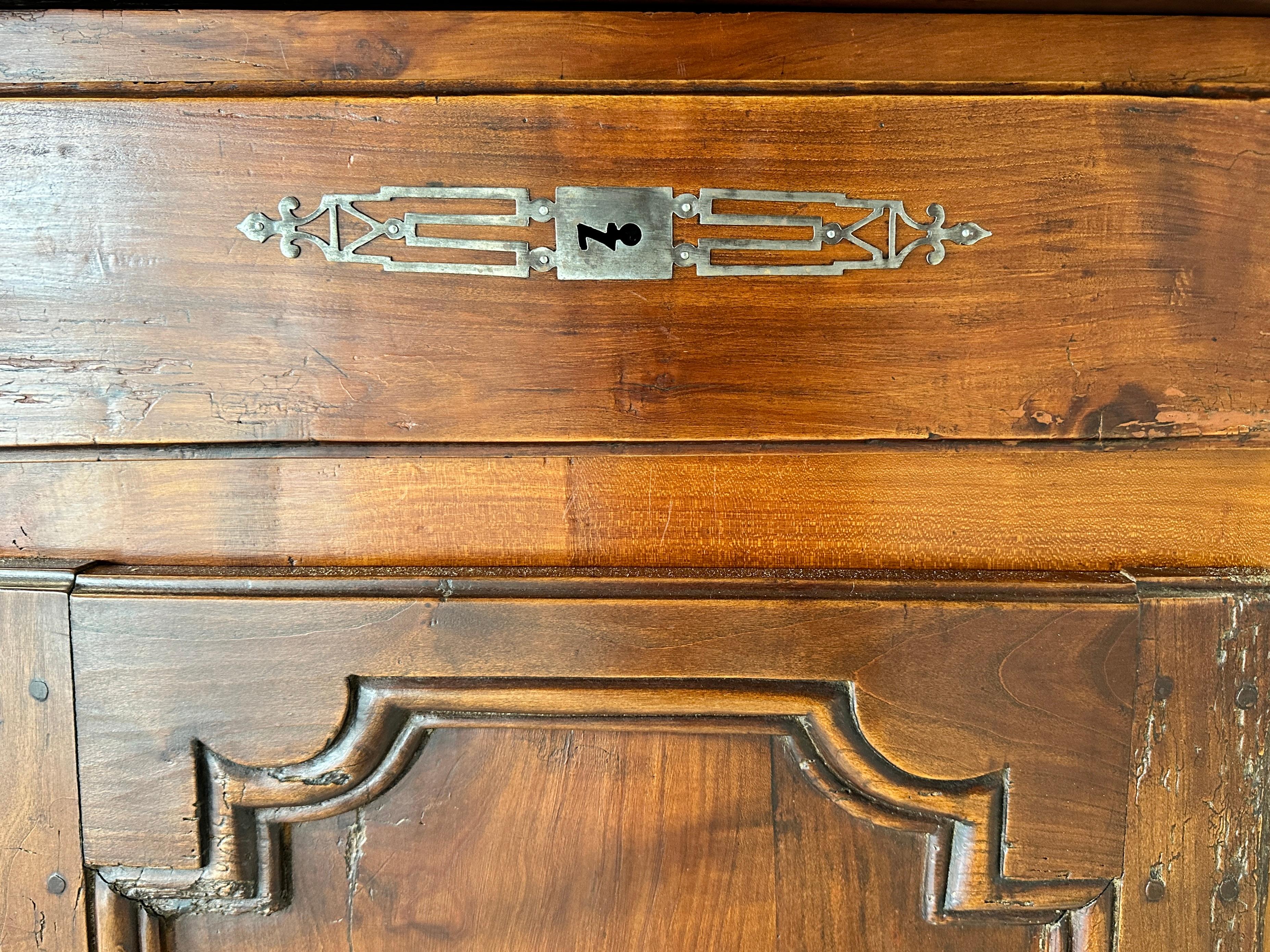 Ferro Buffet in legno di noce Luigi XV del XVIII secolo proveniente dalla Provenza, Francia in vendita