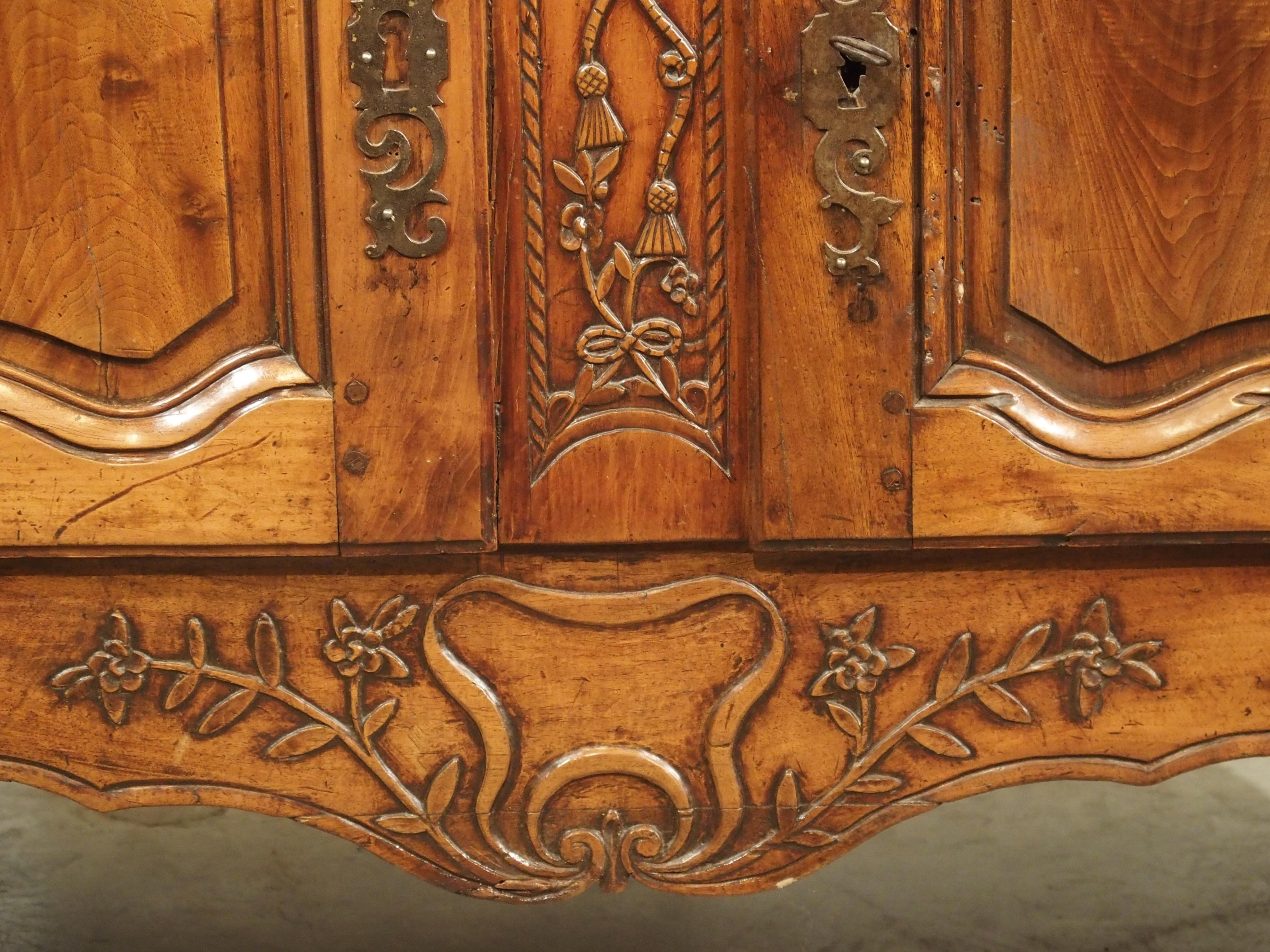 Oak 18th Century Louis XV Walnut Wood Buffet from Provence, France