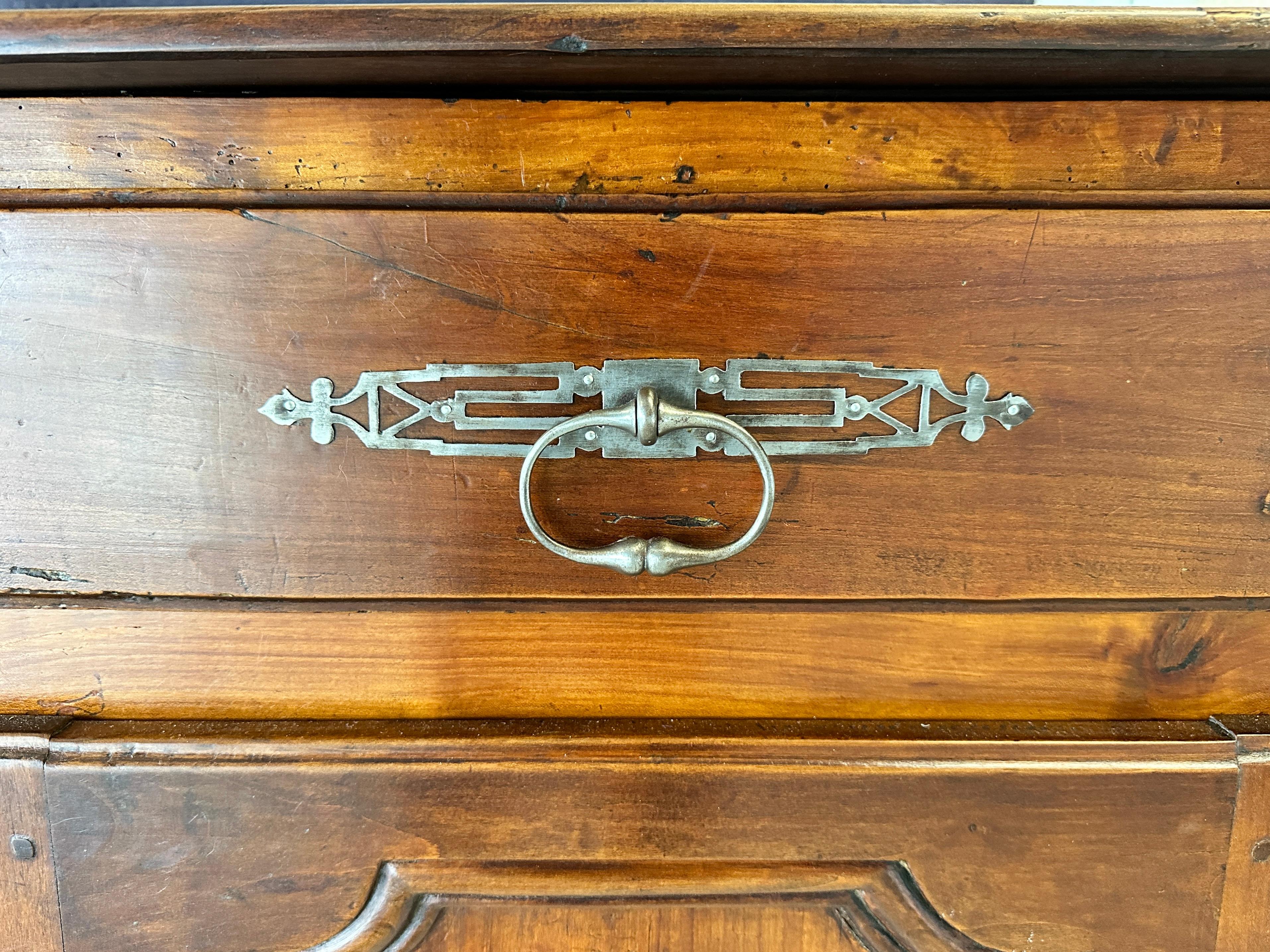 Buffet in legno di noce Luigi XV del XVIII secolo proveniente dalla Provenza, Francia in vendita 1