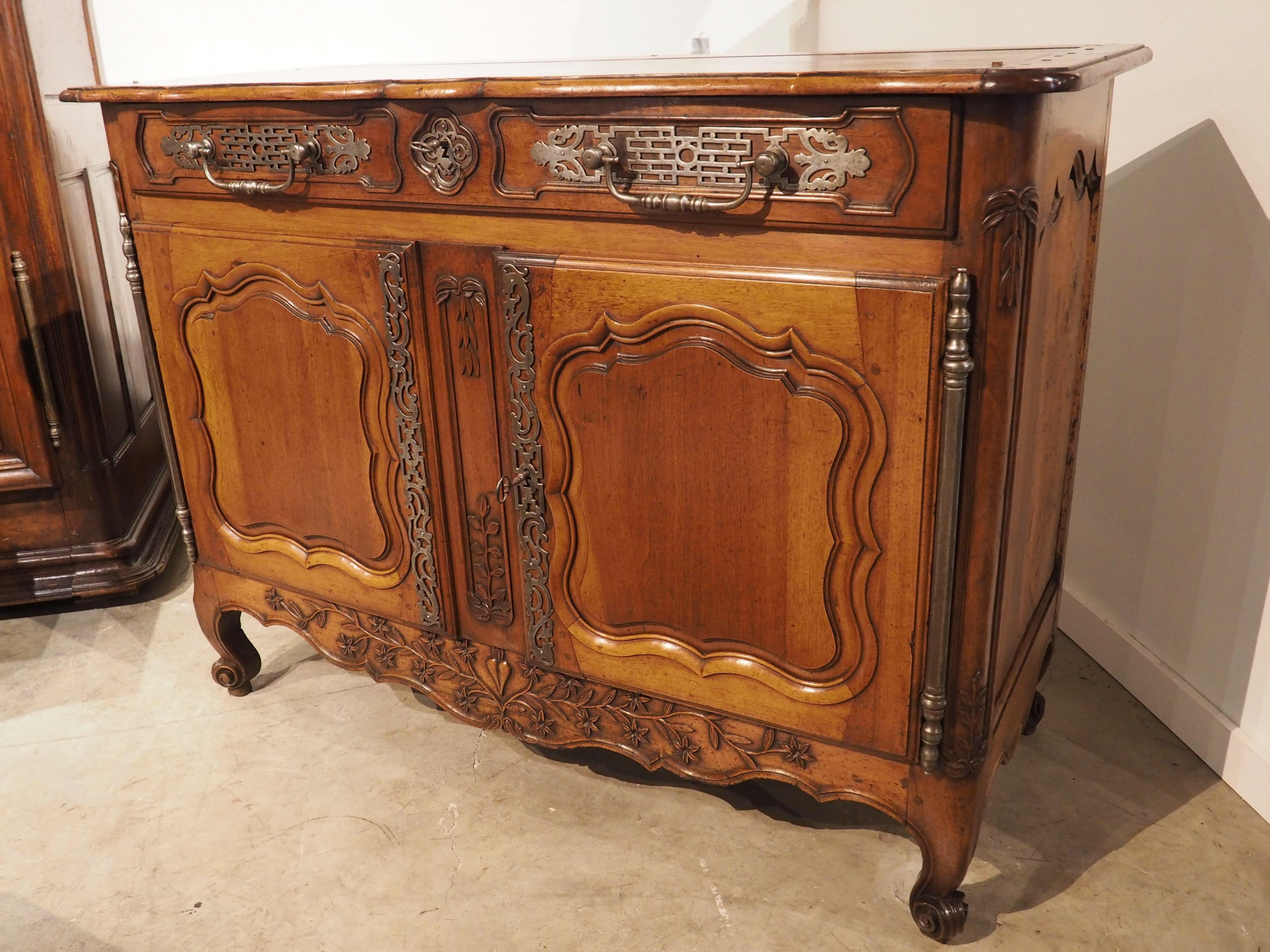 18th Century Louis XV Walnut Wood Buffet from Provence, France 2