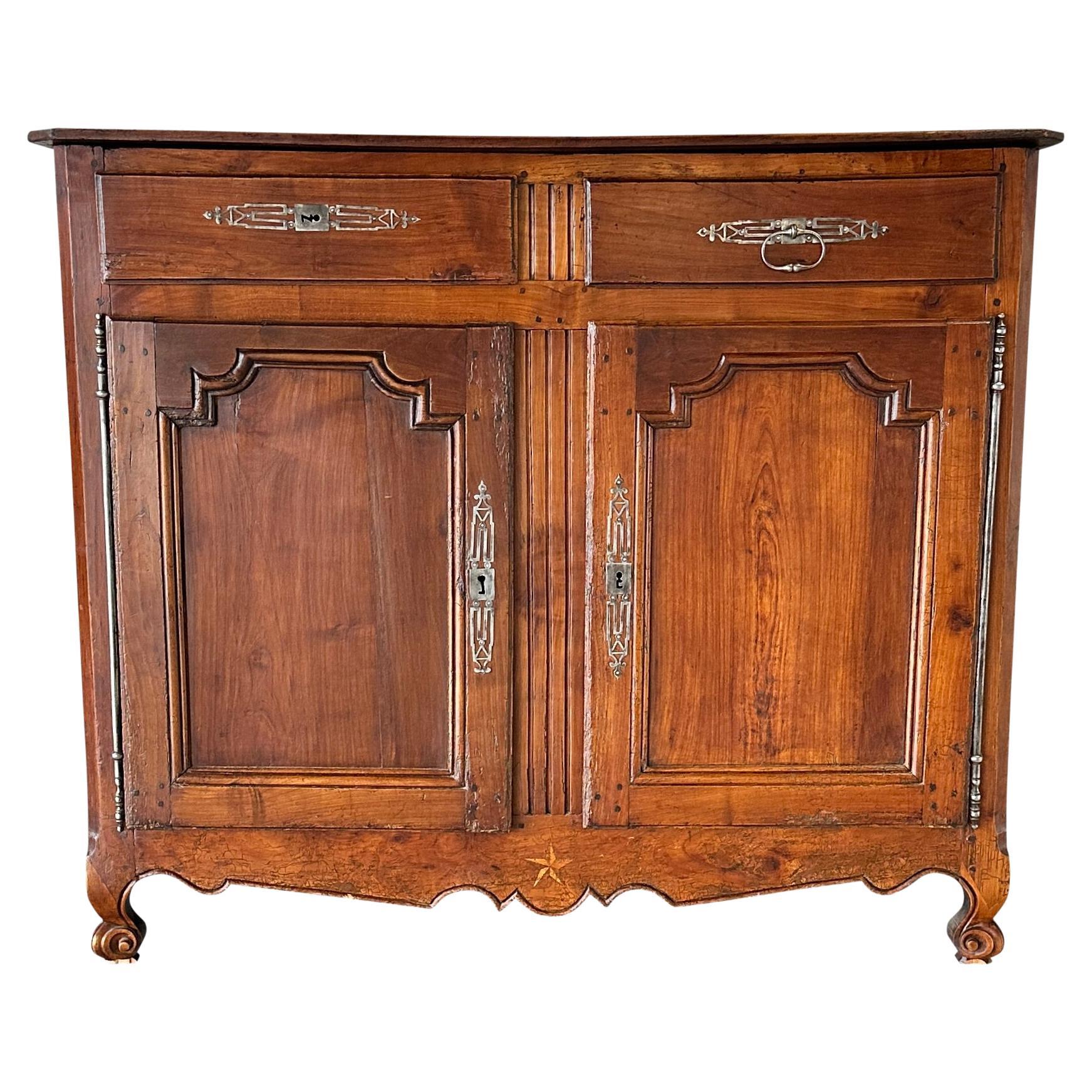 Buffet Louis XV du 18ème siècle en bois de noyer de Provence, France