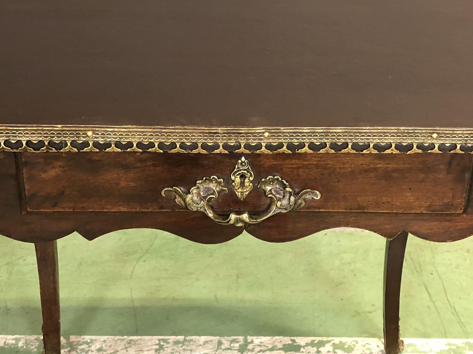 French 18th Century Louis XV Walnut Writing Table For Sale