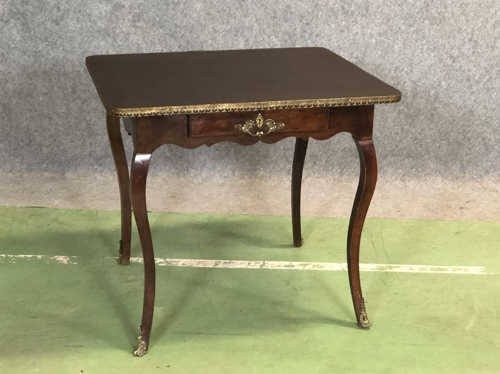 18th Century Louis XV Walnut Writing Table For Sale 1