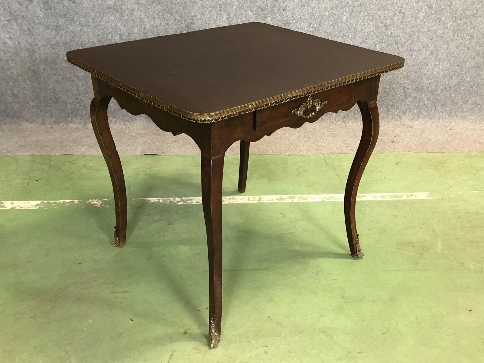 18th Century Louis XV Walnut Writing Table For Sale 4
