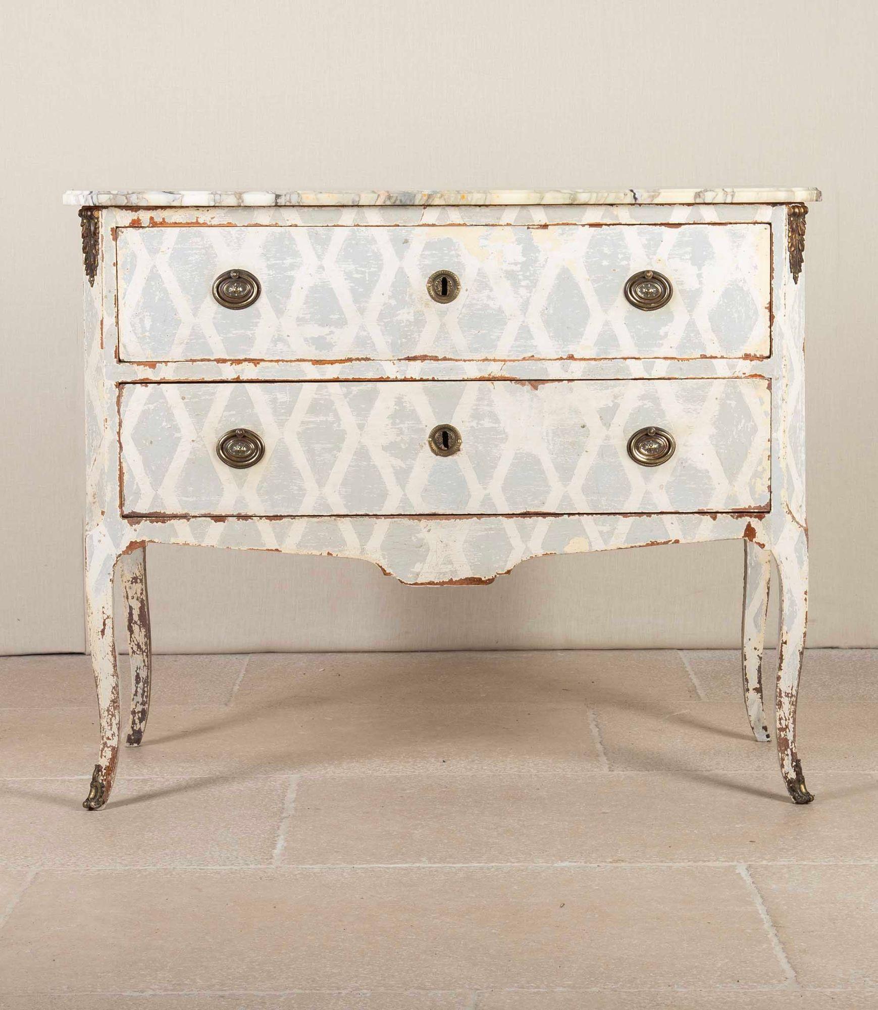 Commodo di transizione del XVIII secolo Luigi XV/XVI con piano in marmo dipinto a mano.
Due cassetti con accessori originali in ottone e un disegno geometrico dipinto a mano in un secondo momento. Piano in marmo Calacatta Viola di forma originale -