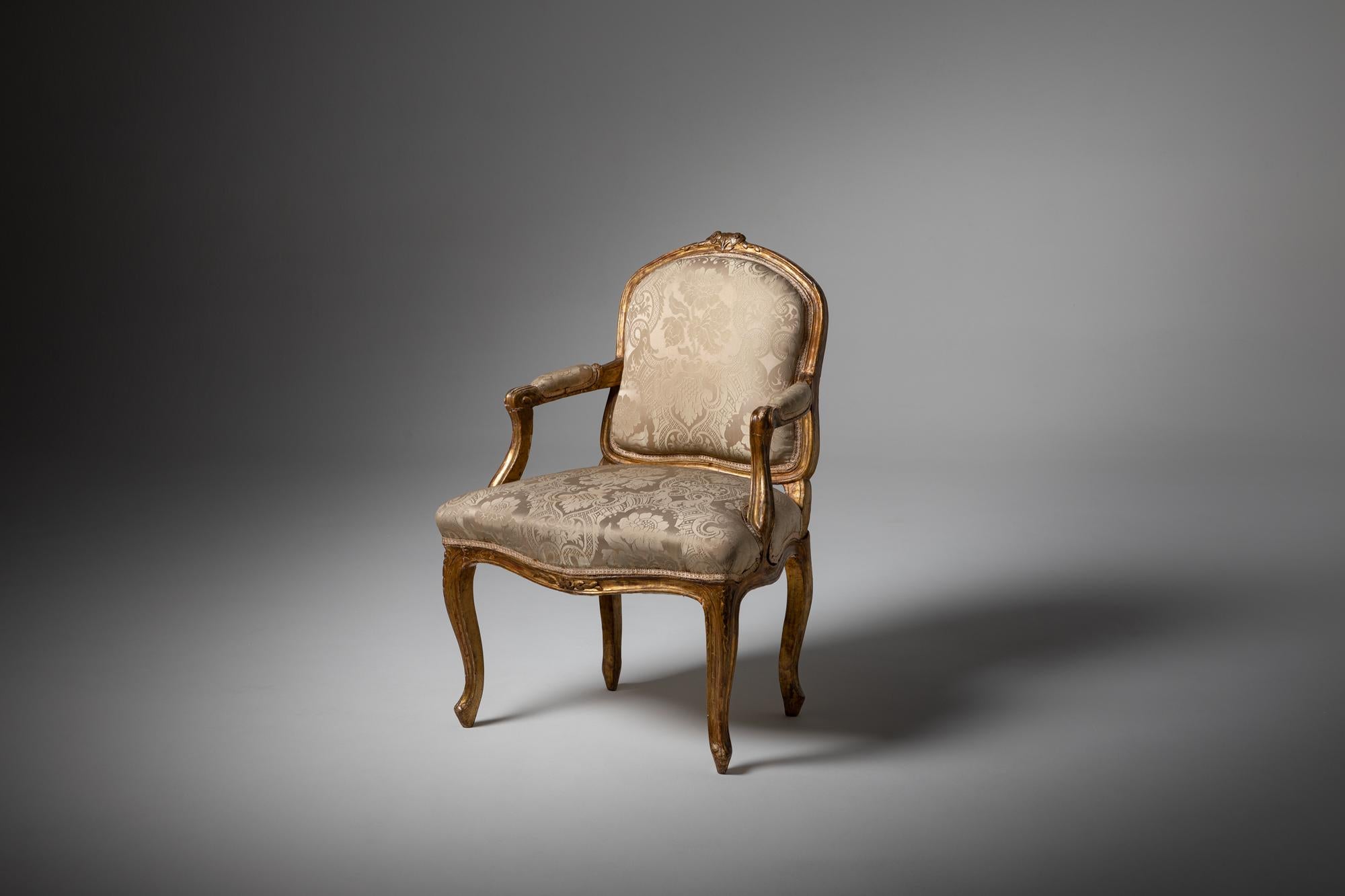 Louis XVI-Sessel, der im 18. Jahrhundert in Frankreich hergestellt wurde und die raffinierte Eleganz des neoklassischen Stils verkörpert. Der Stuhl verfügt über einen robusten, aber dennoch anmutigen Rahmen aus geschnitztem Holz, der sorgfältig