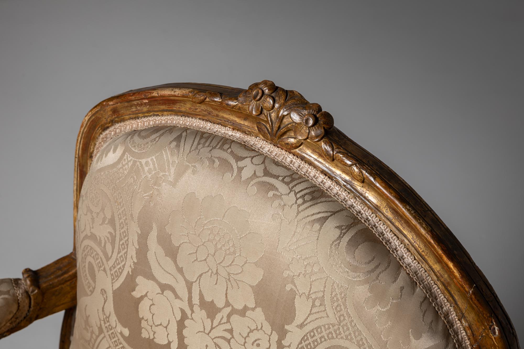 Louis XVI-Sessel aus geschnitztem und vergoldetem Holz aus dem 18. (Handgeschnitzt) im Angebot