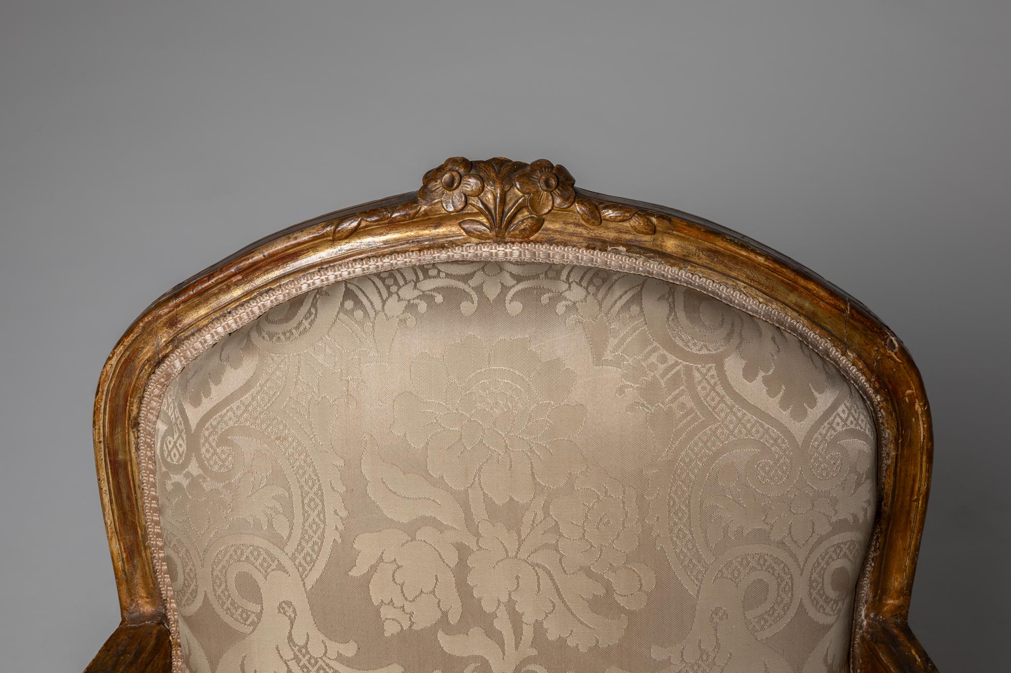 Louis XVI-Sessel aus geschnitztem und vergoldetem Holz aus dem 18. (Seide) im Angebot