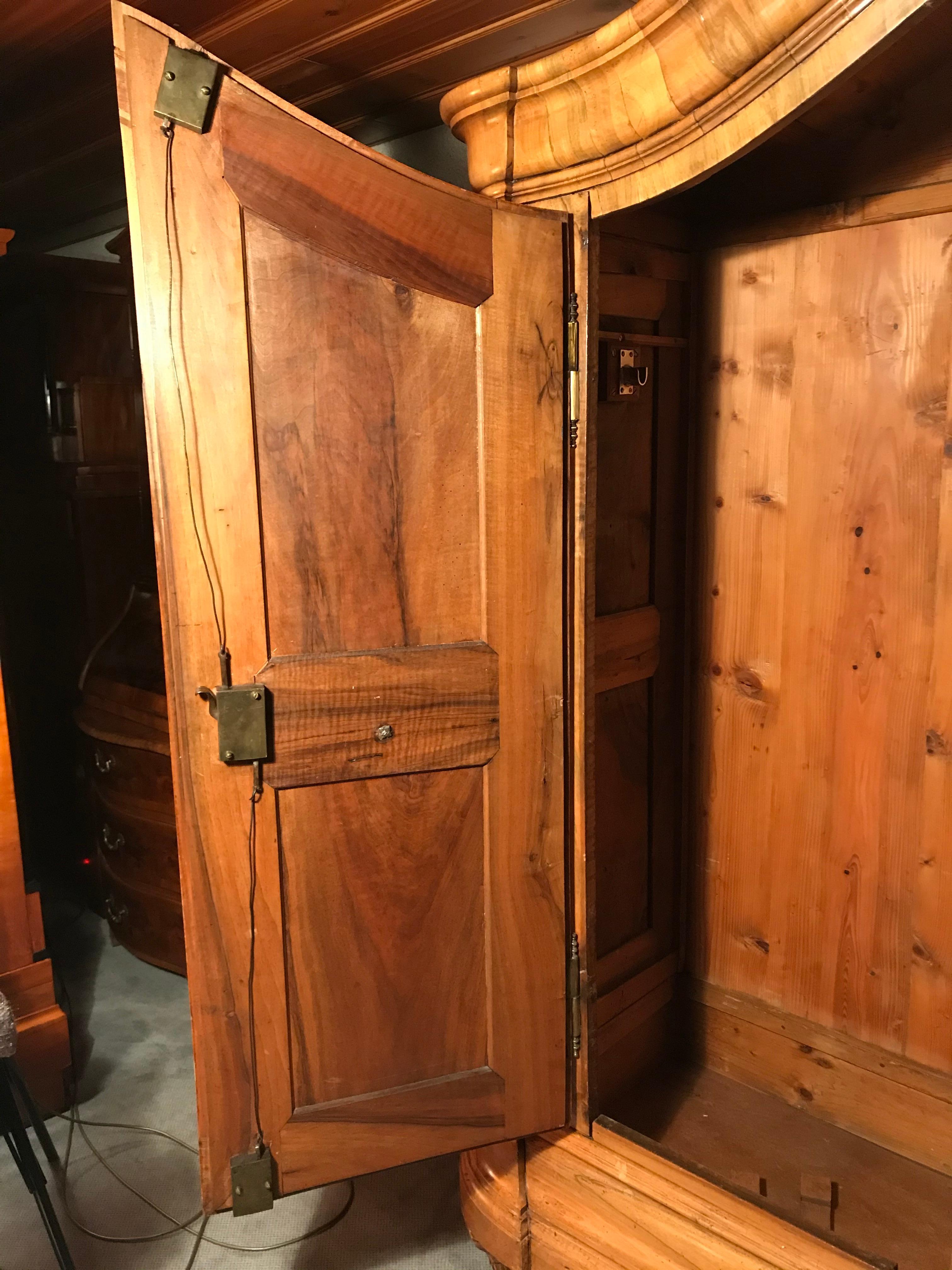 Noyer Armoire Louis XVI du XVIIIe siècle en noyer sculpté, Allemagne du Sud, 1780 en vente