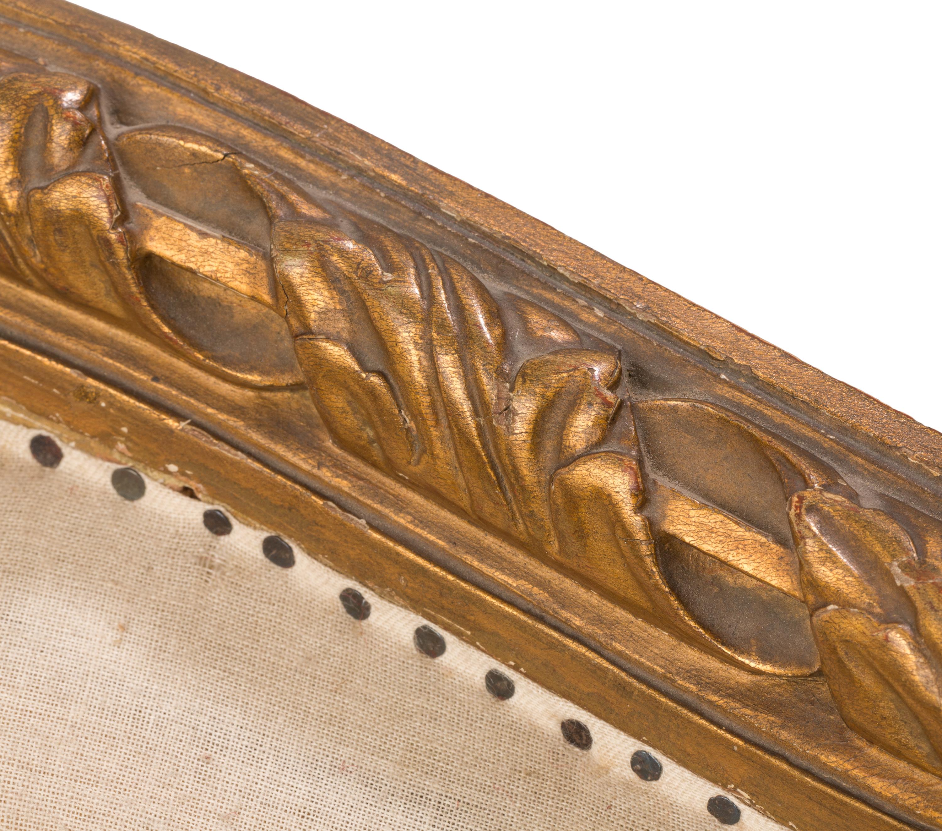 Fauteuil Bergre/Wingback Louis XVI du 18ème siècle en bois doré sculpté avec détails en bois 4