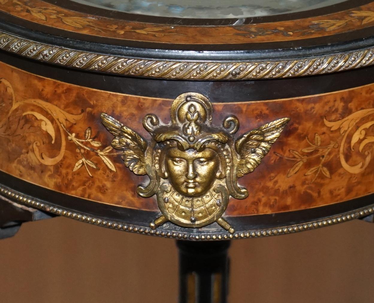 xVIIIe siècle Louis XVI Bijouterie Vitrine Table Verre gravé à la main Métal doré en vente 6