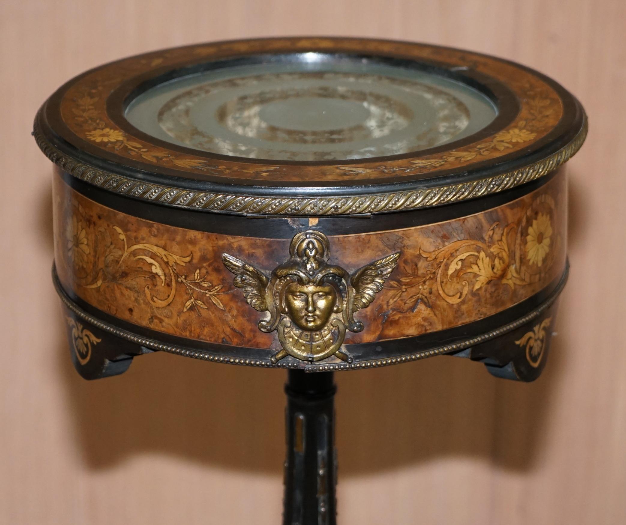 xVIIIe siècle Louis XVI Bijouterie Vitrine Table Verre gravé à la main Métal doré en vente 8