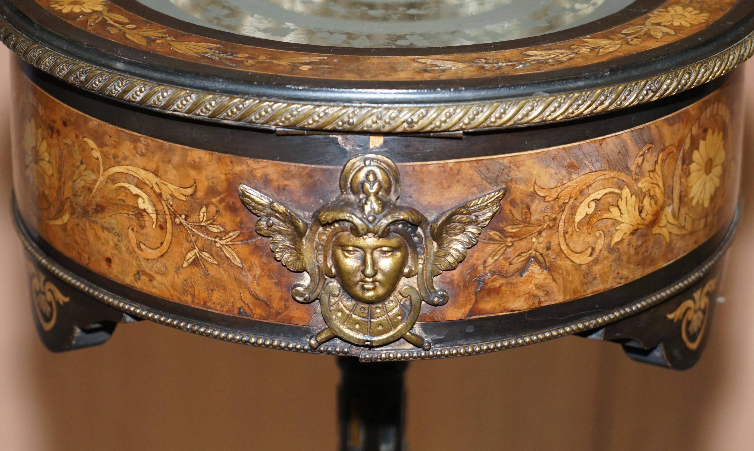 18. Jahrhundert Louis XVI Bijouterie Vitrine Tisch Hand geätztem Glas vergoldetem Metall im Angebot 9