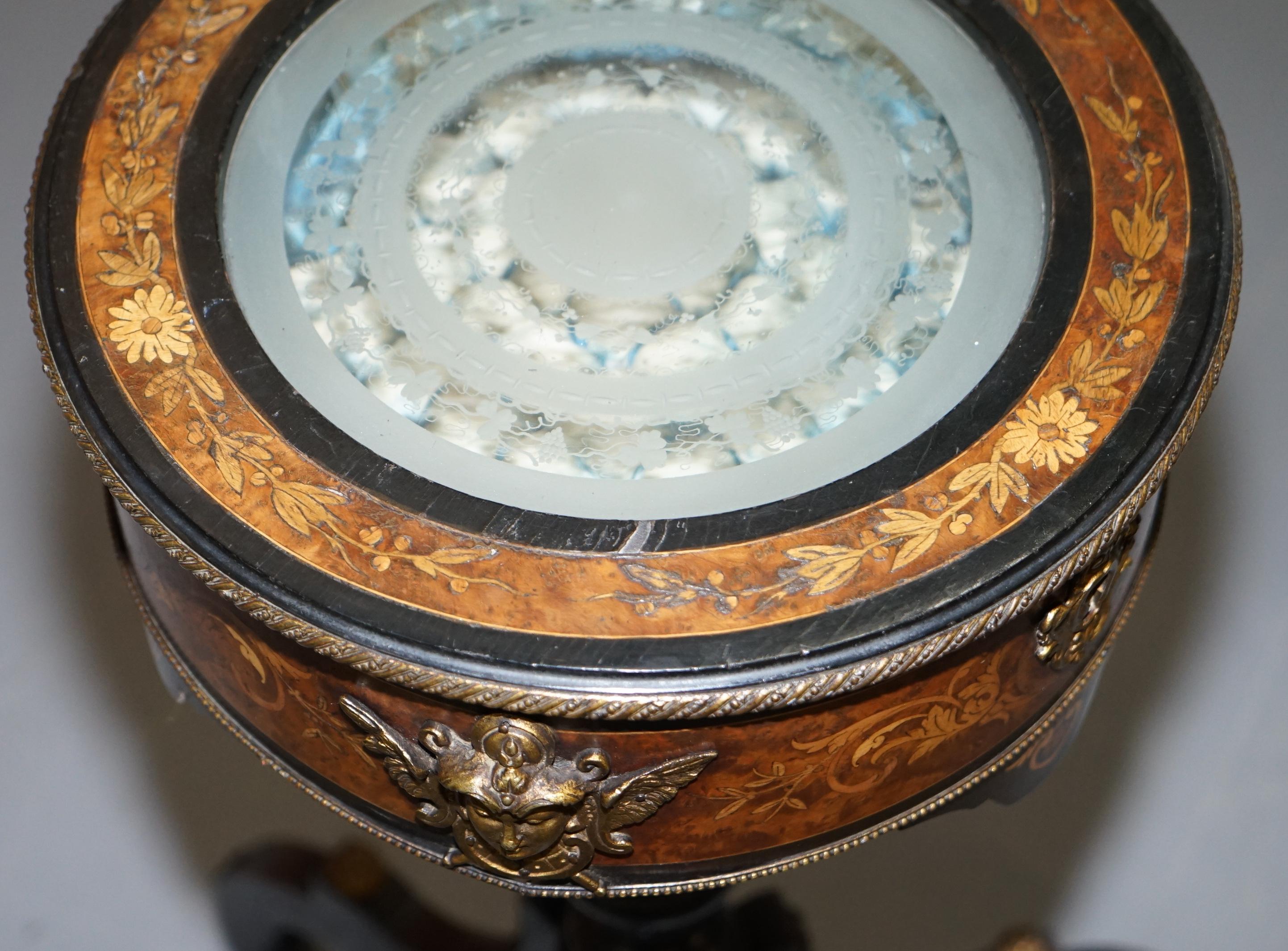 18. Jahrhundert Louis XVI Bijouterie Vitrine Tisch Hand geätztem Glas vergoldetem Metall (18. Jahrhundert und früher) im Angebot