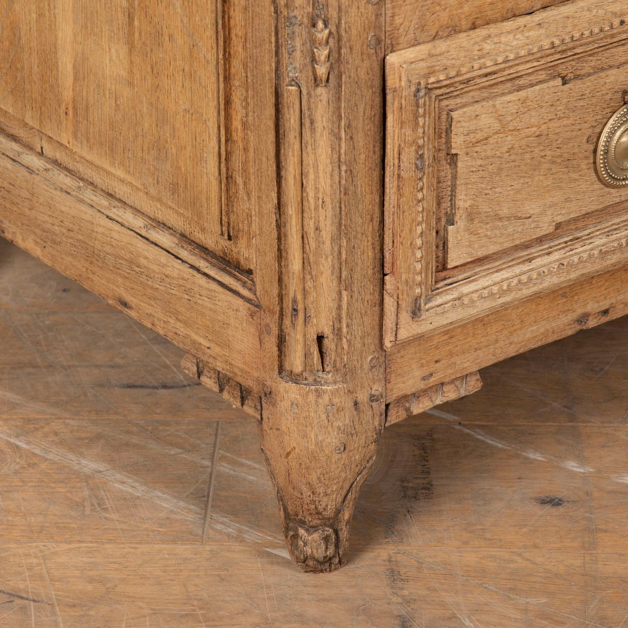 Commode in Oak sbiancato Luigi XVI del XVIII secolo in vendita 5