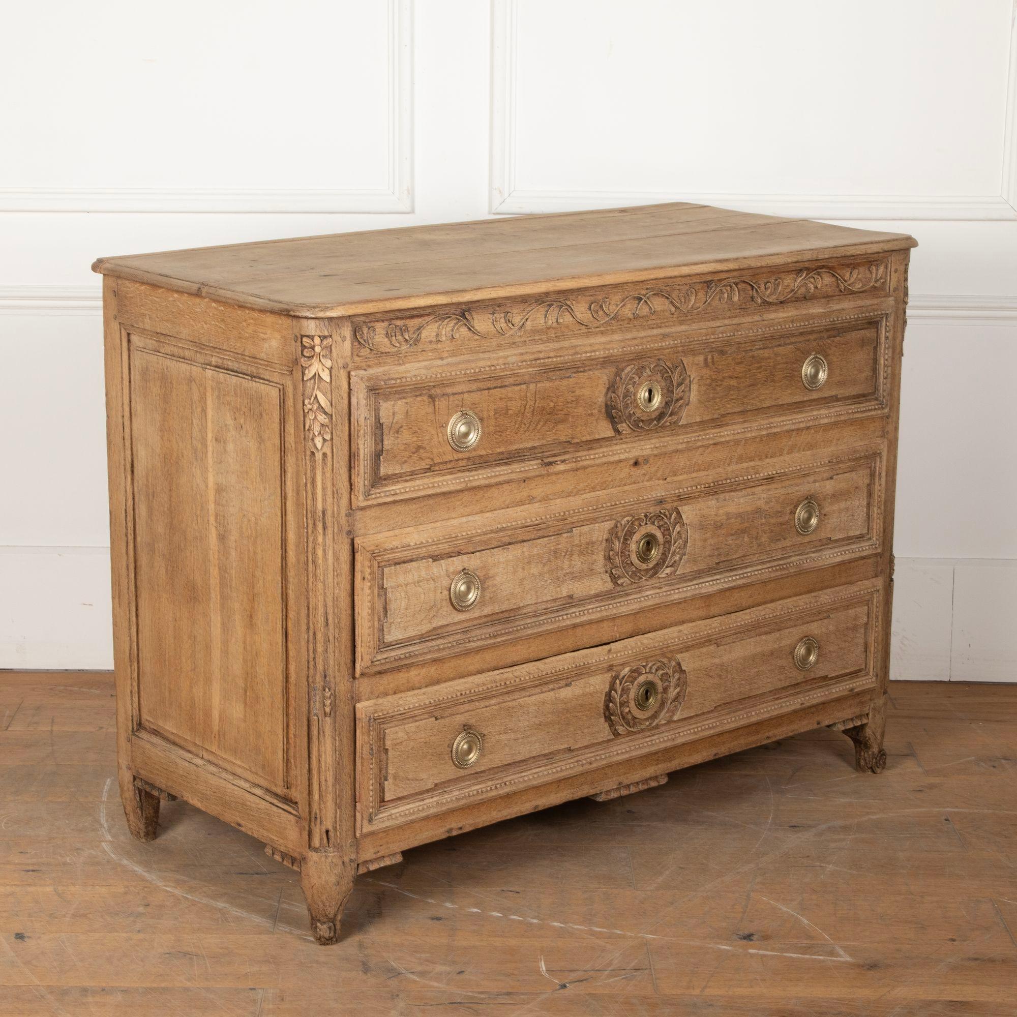 Commodo in rovere massiccio sbiancato di epoca Luigi XVI.
Con splendidi dettagli intagliati a mano e accessori originali in ottone.
Circa 1770.