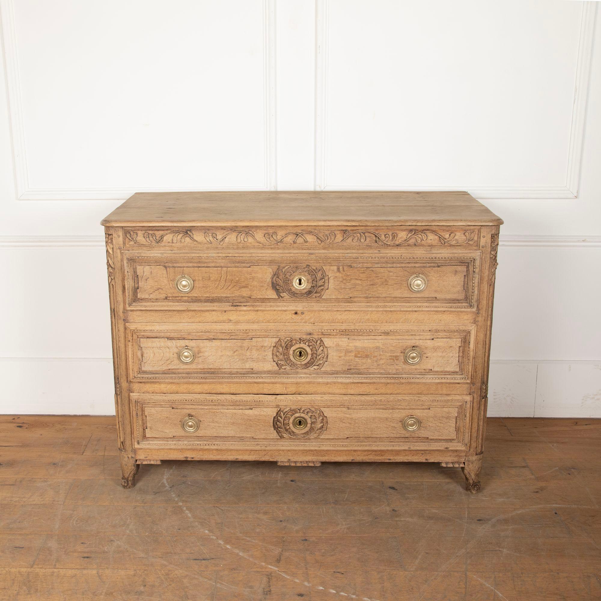 Commode in Oak sbiancato Luigi XVI del XVIII secolo In condizioni buone in vendita a Gloucestershire, GB