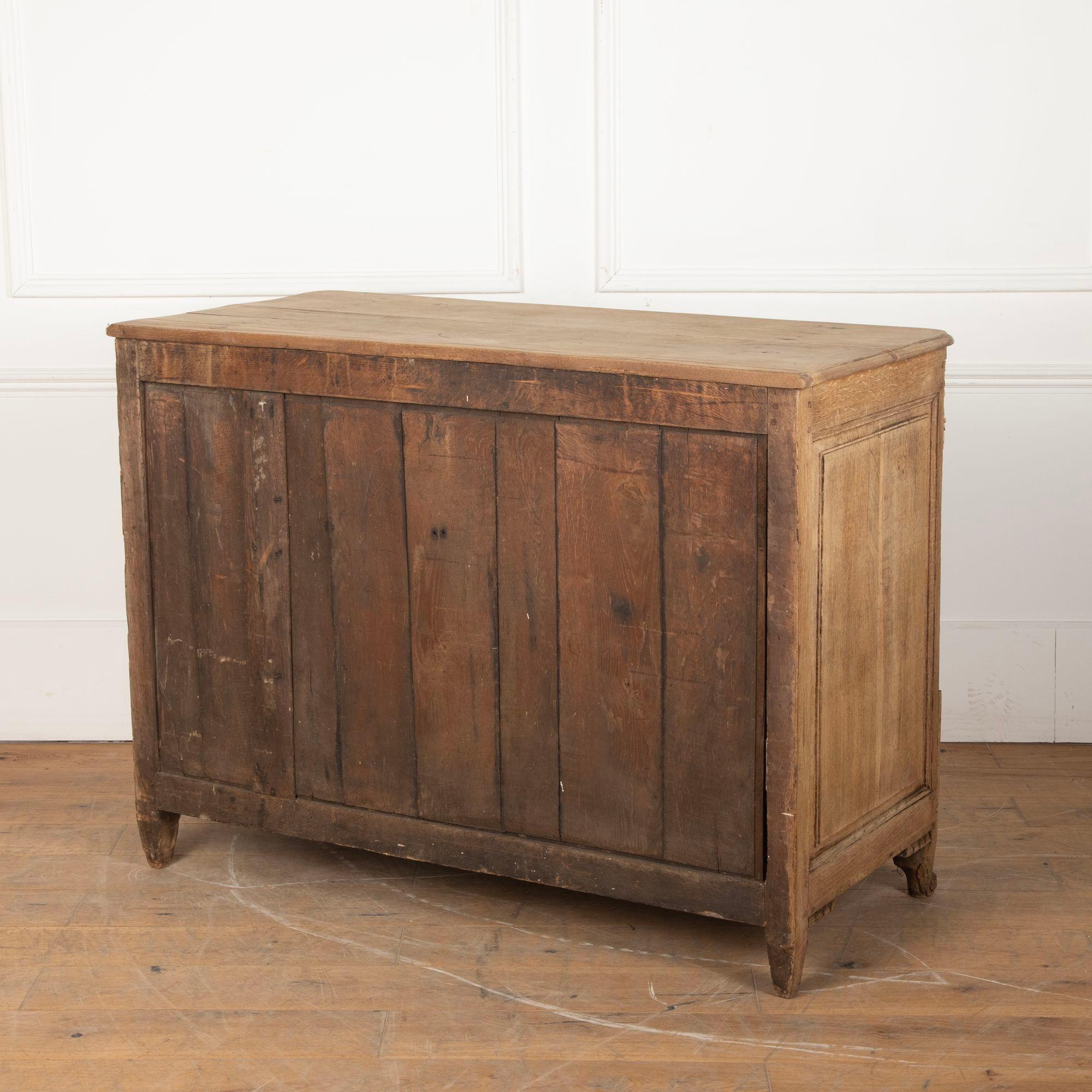 Legno Commode in Oak sbiancato Luigi XVI del XVIII secolo in vendita