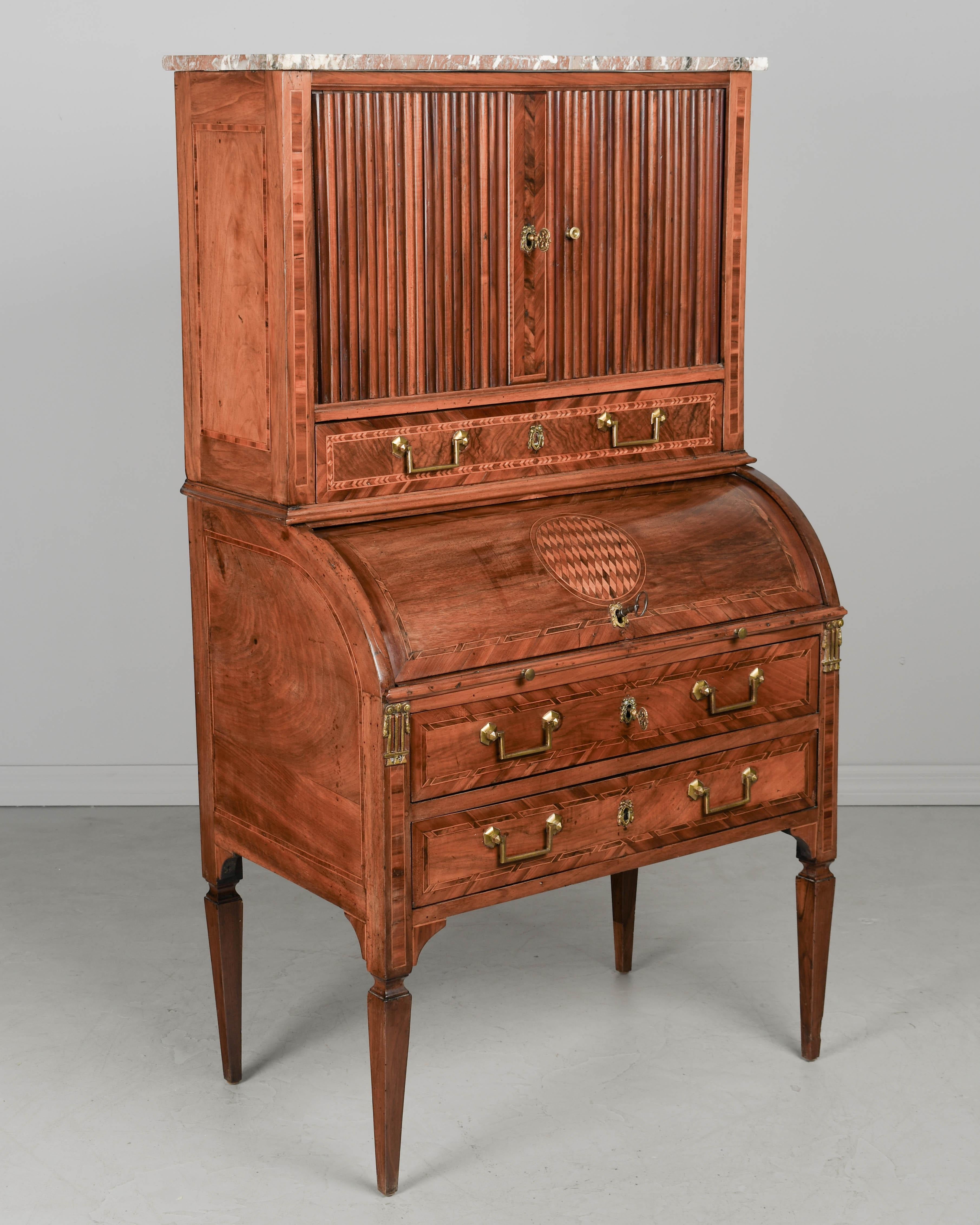 Ein feines Bureau à cylindre oder Rollentisch aus dem späten 18. Jahrhundert aus massivem Nussbaum mit Intarsienfurnieren aus Nussbaum, Mahagoni und Kirsche. Der zweiteilige Schrank darüber hat Mahagoni-Tambour-Türen, eine große Schublade und eine