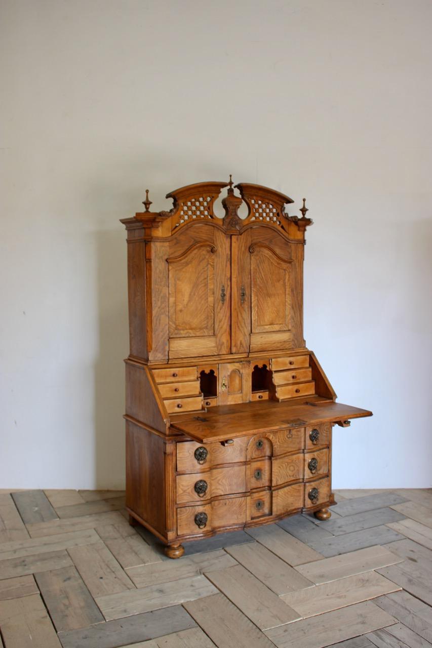 18th Century Louis XVI Bureau in Elm For Sale 6