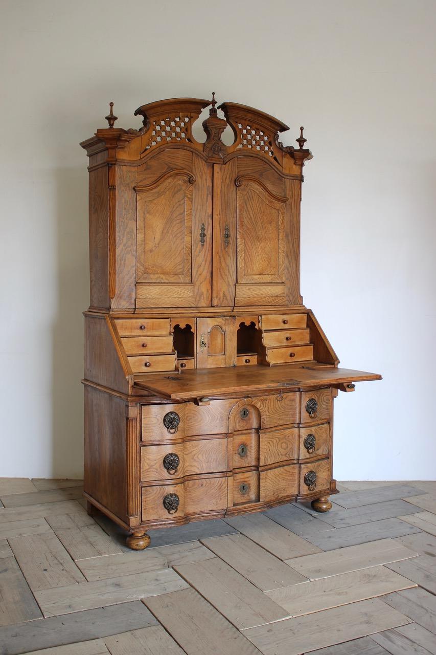18th Century Louis XVI Bureau in Elm For Sale 7