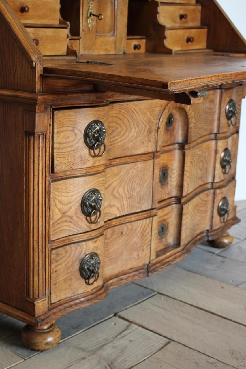 18th Century Louis XVI Bureau in Elm For Sale 8