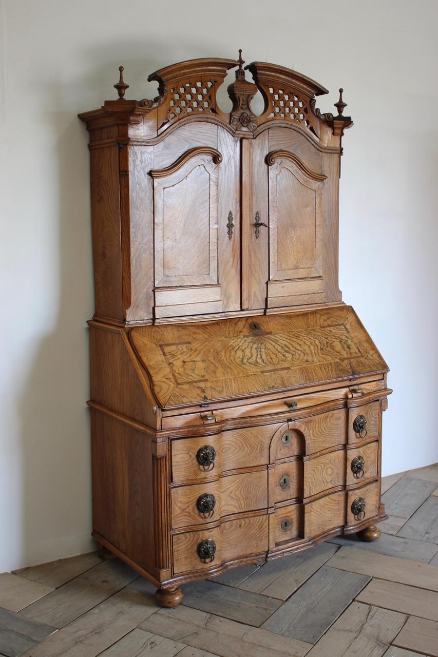 18th Century Louis XVI Bureau in Elm For Sale 2